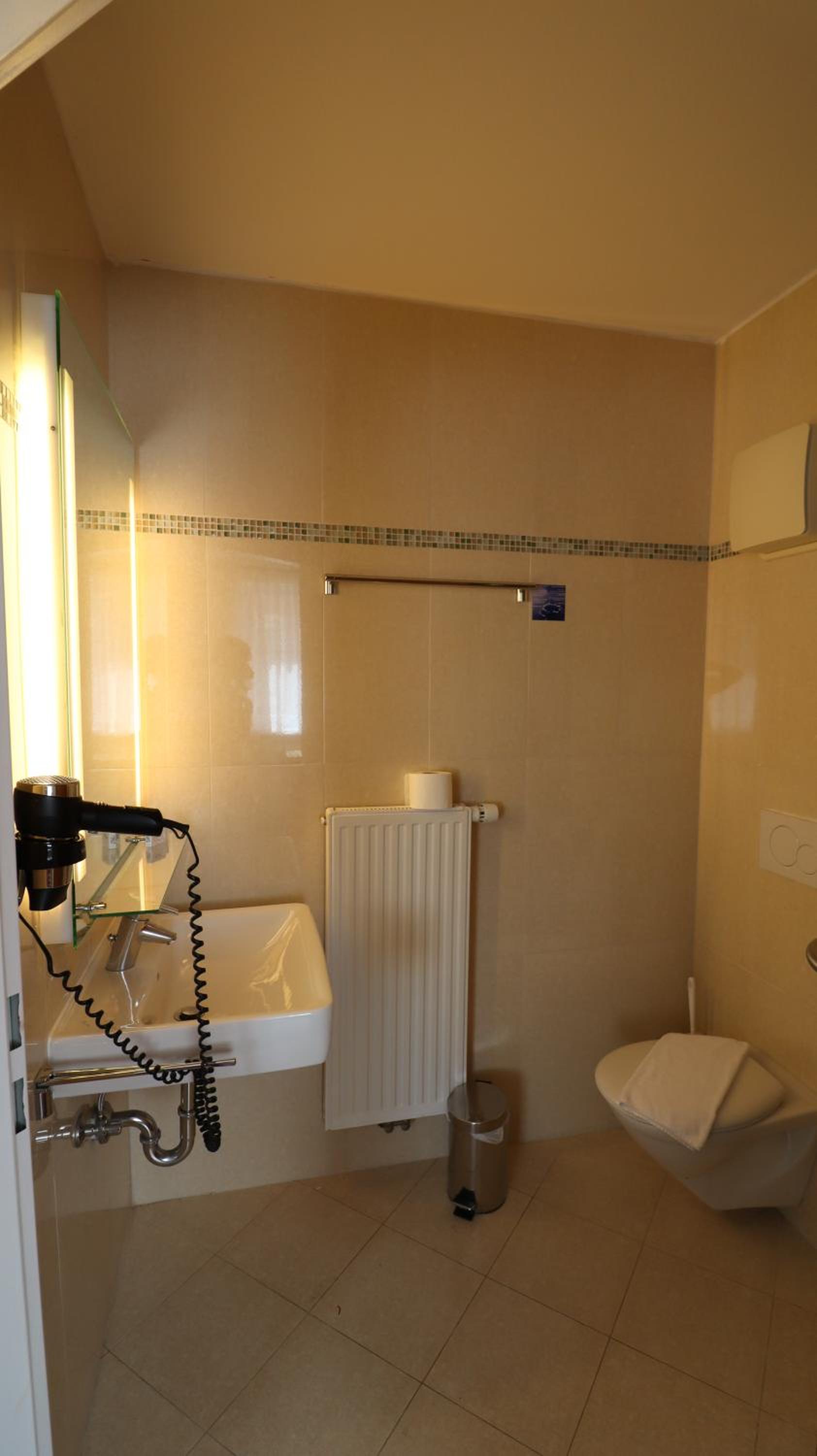 Standard Double Room - Photo 11