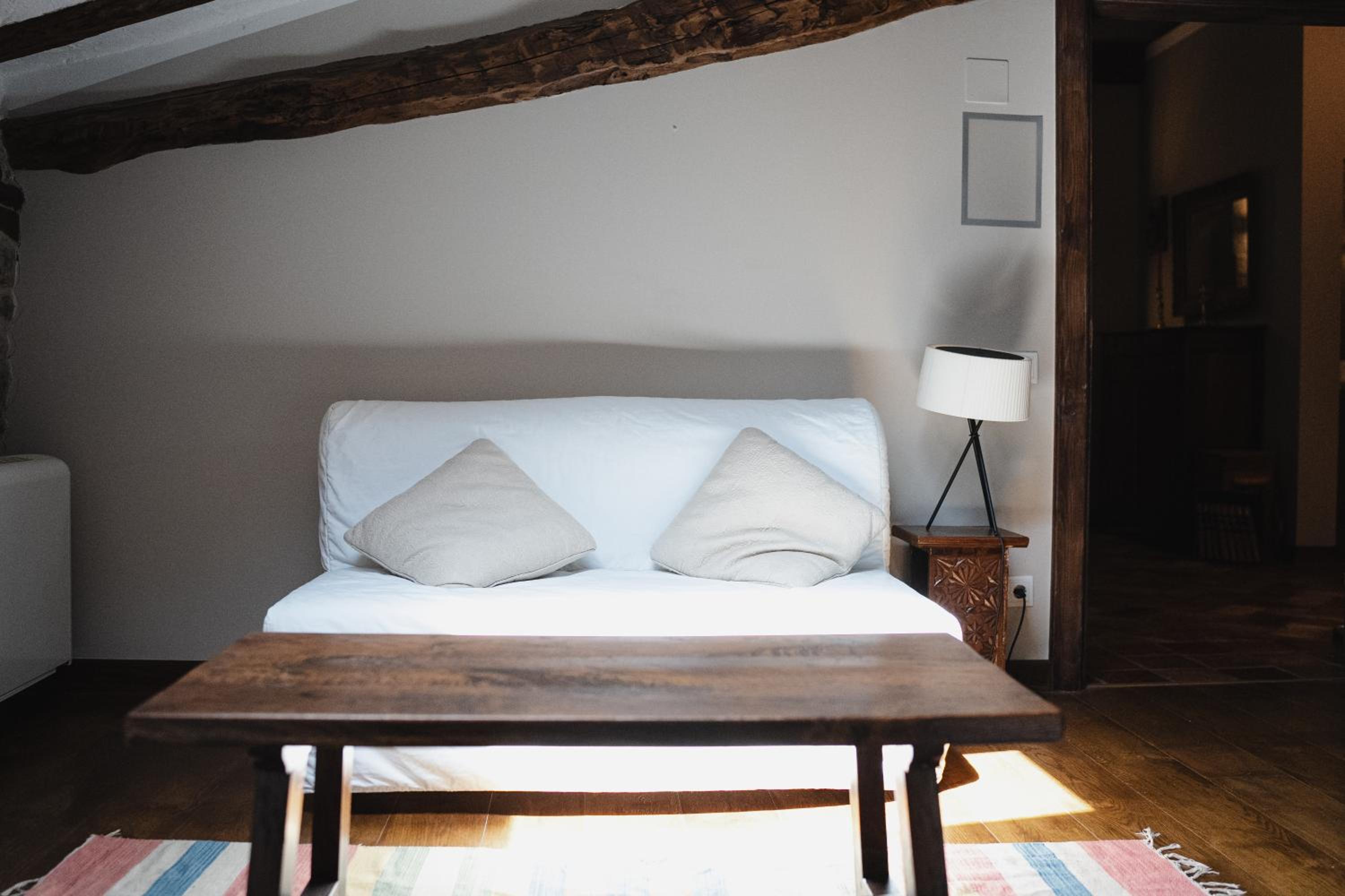 Estudio King con Sofá Cama