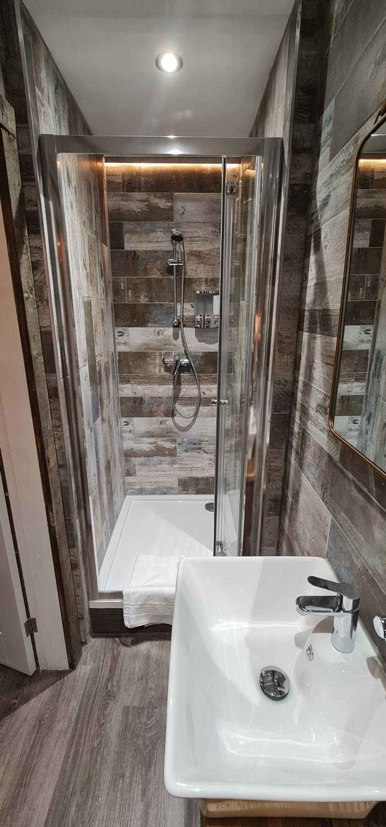 Twin Room with Shower - Photo 5