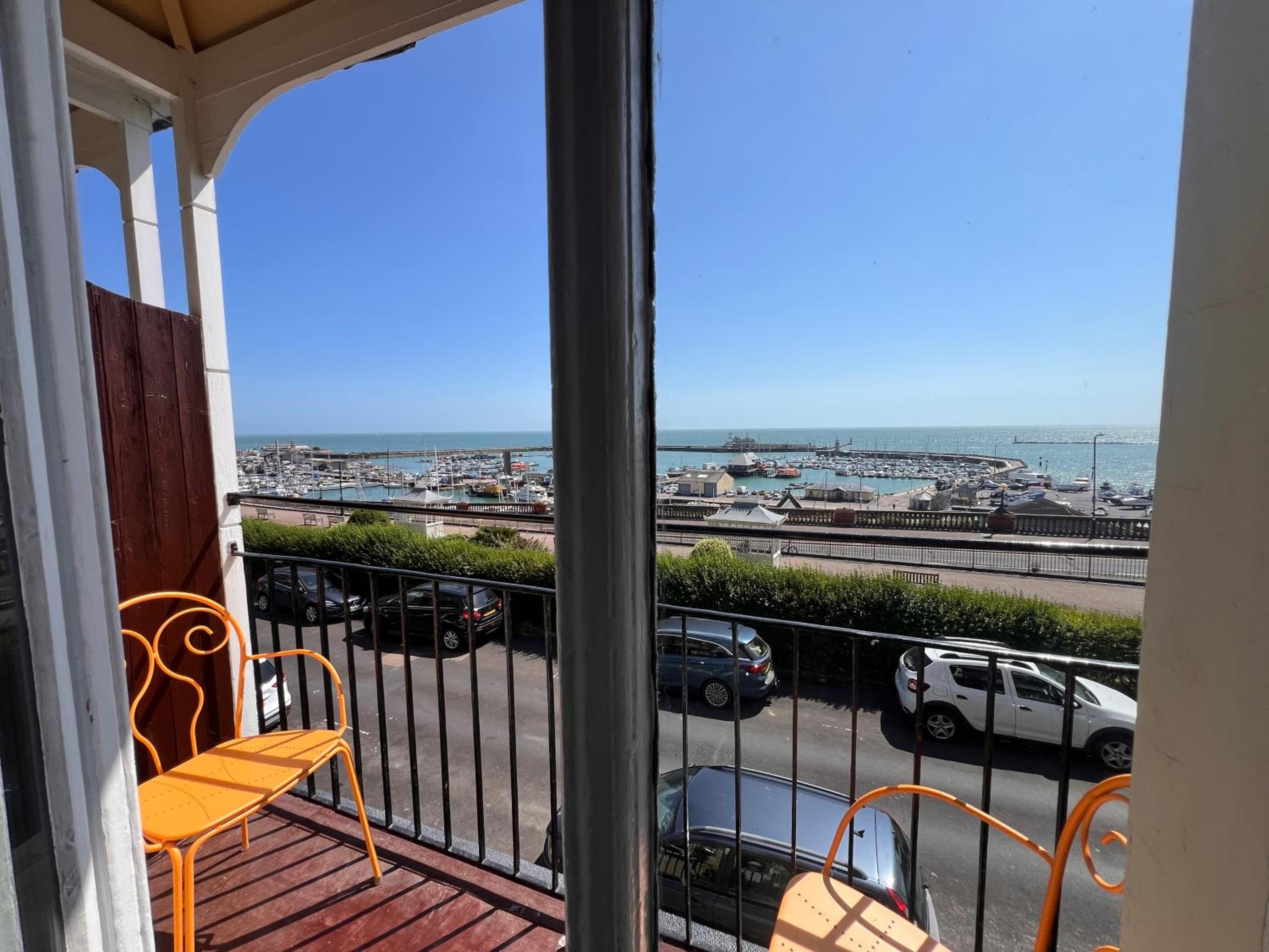 Double Room with Balcony and Sea View - Photo 10