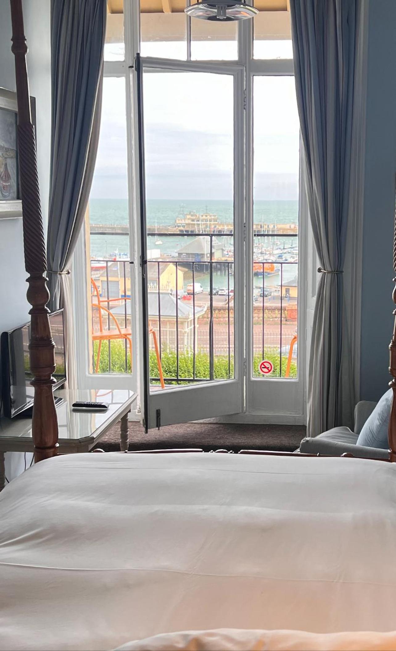 Double Room with Balcony and Sea View - Photo 11