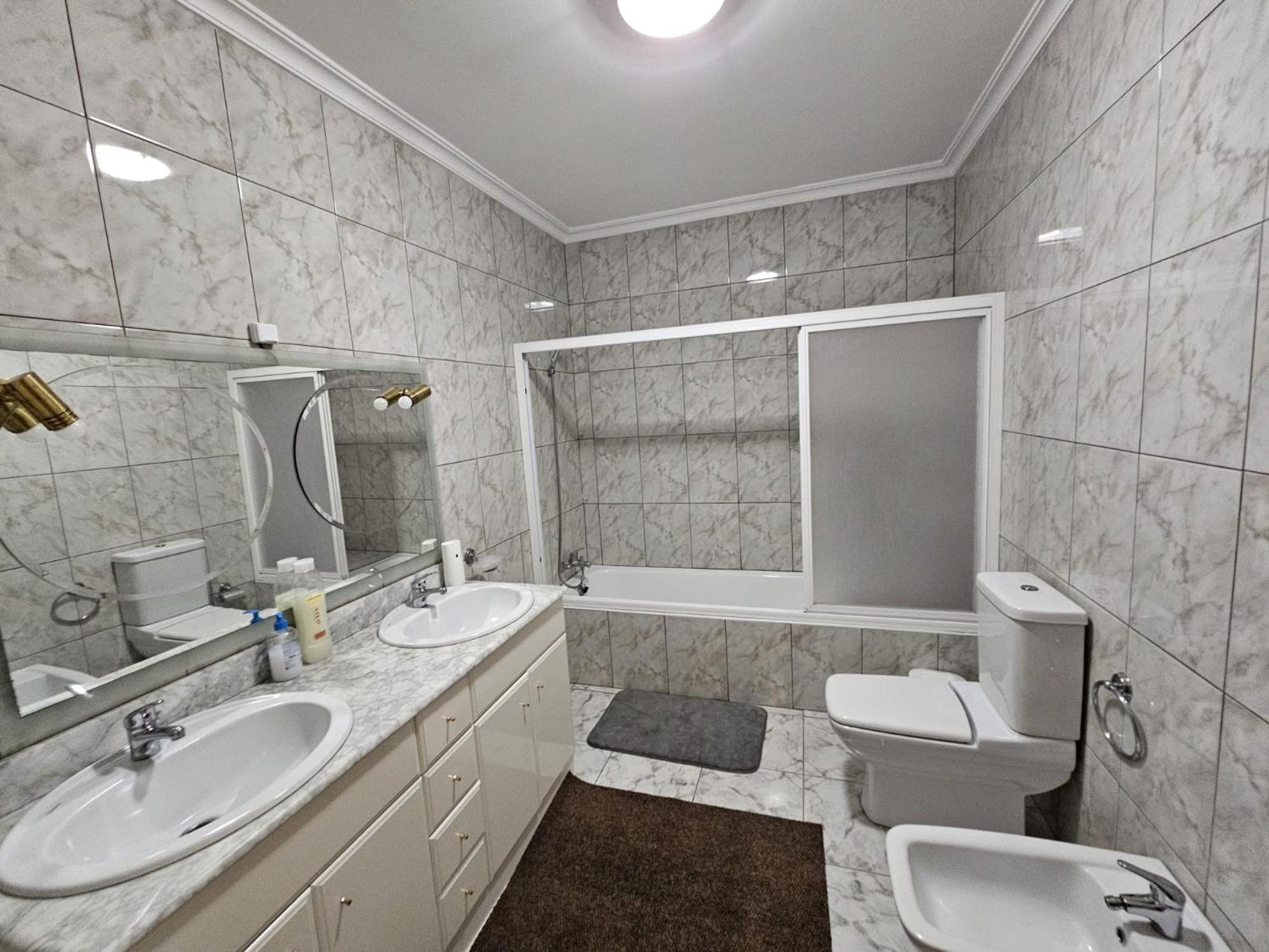 Large Double Room - Photo 2