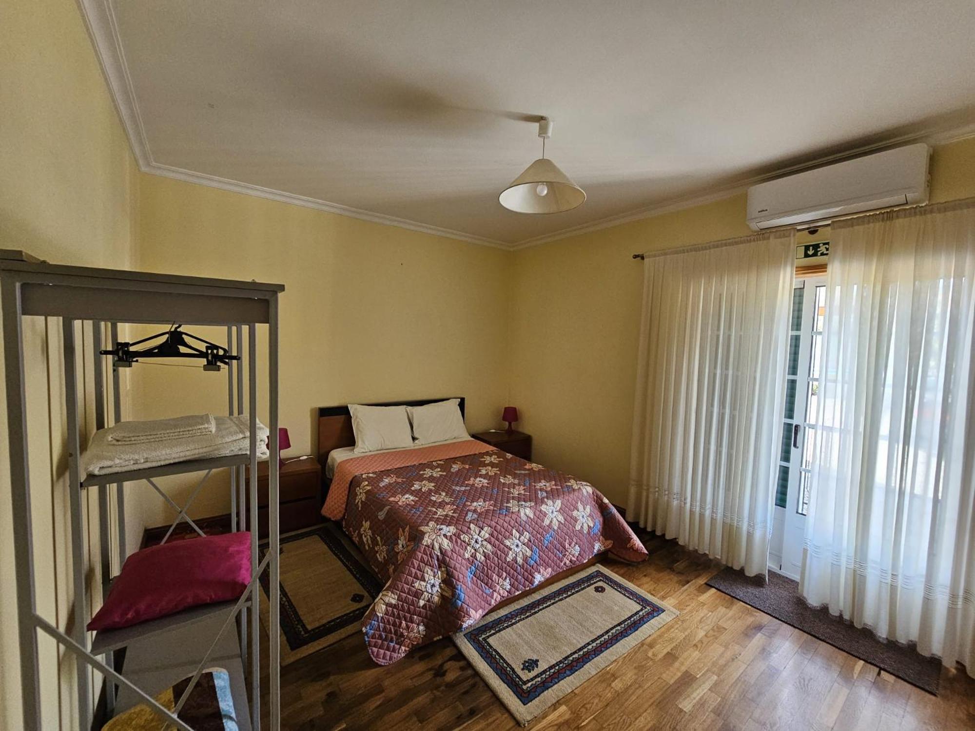 Large Double Room - Photo 4