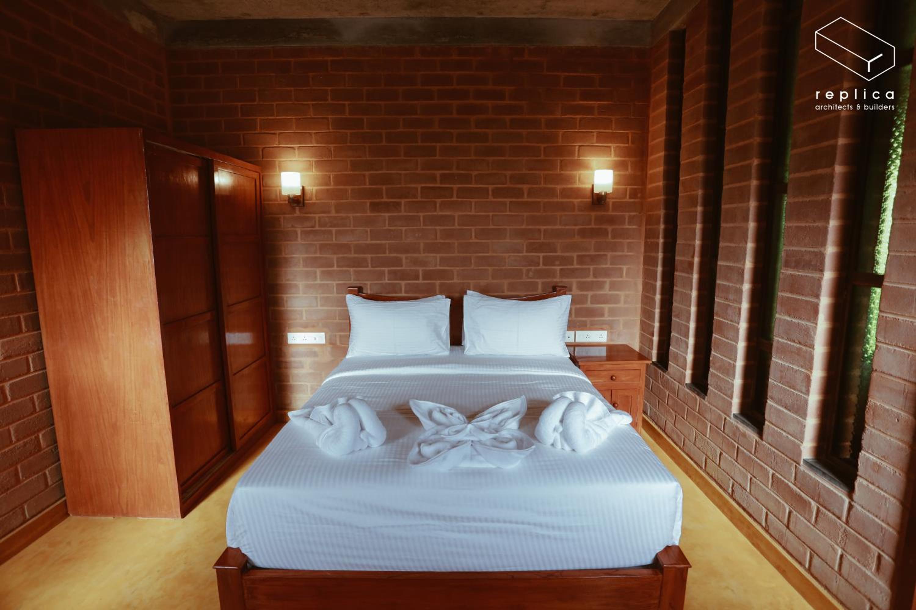 Queen Suite with Spa Bath - Photo 10
