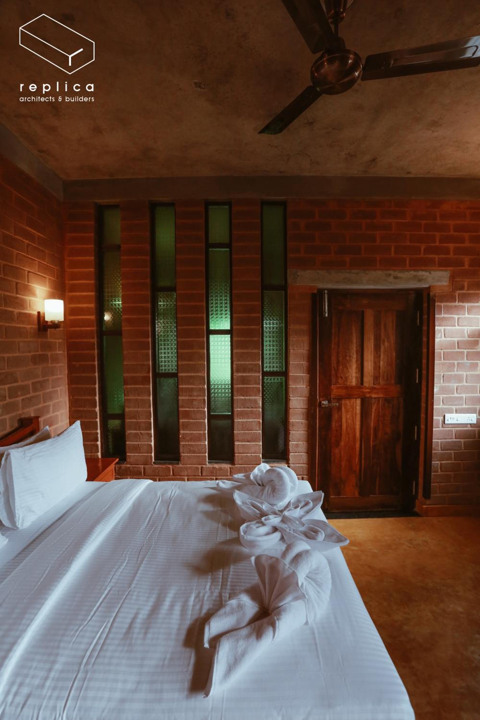 Queen Suite with Spa Bath - Photo 12