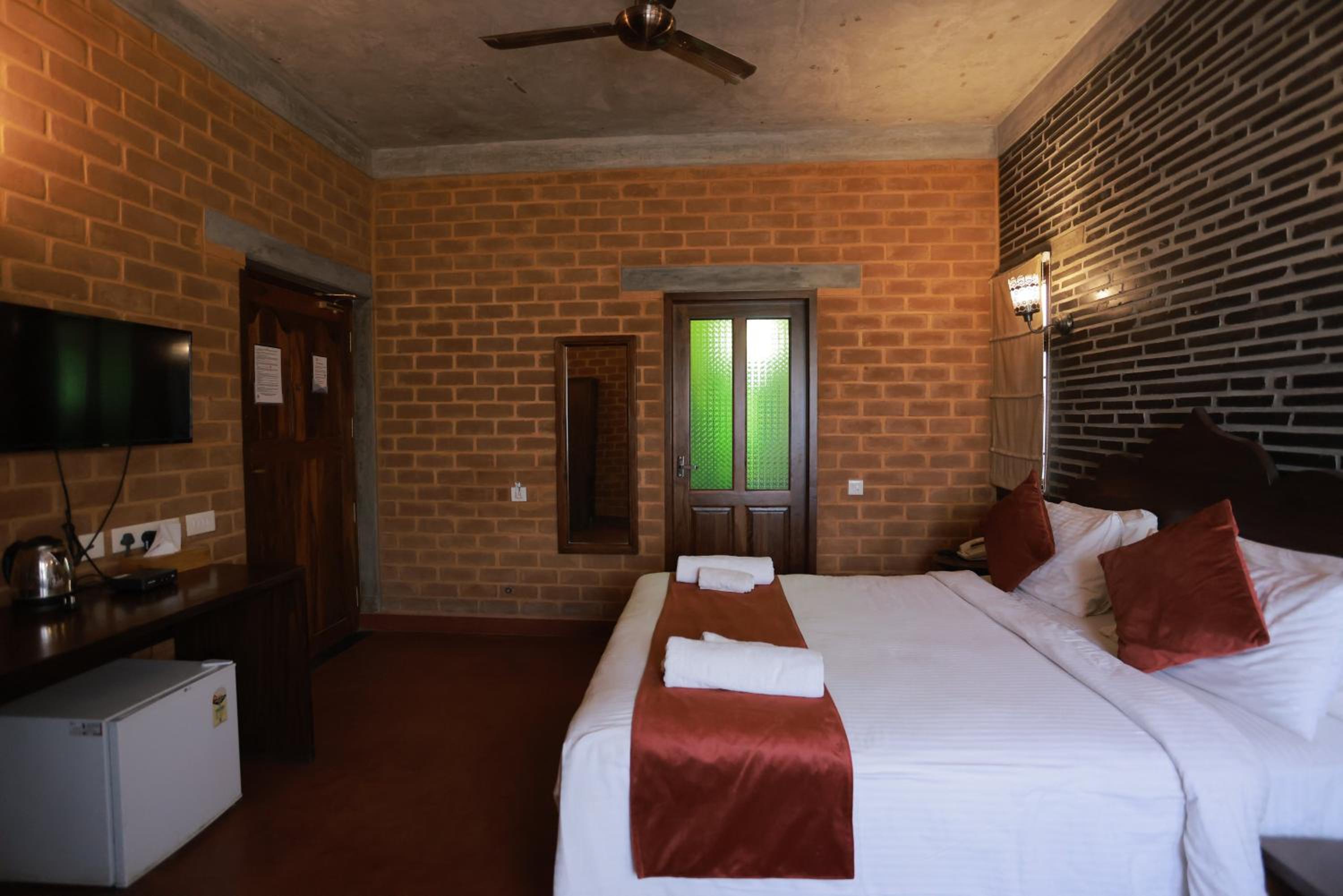 Double Room with Spa Bath - Photo 3