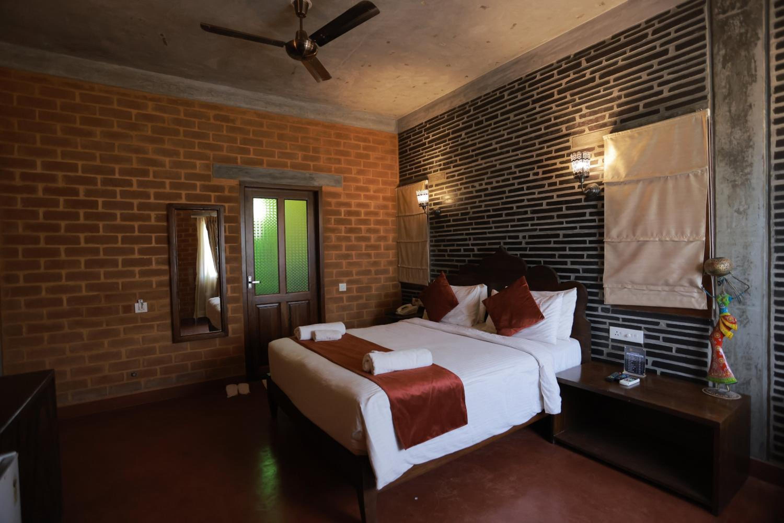 Double Room with Spa Bath - Photo 4