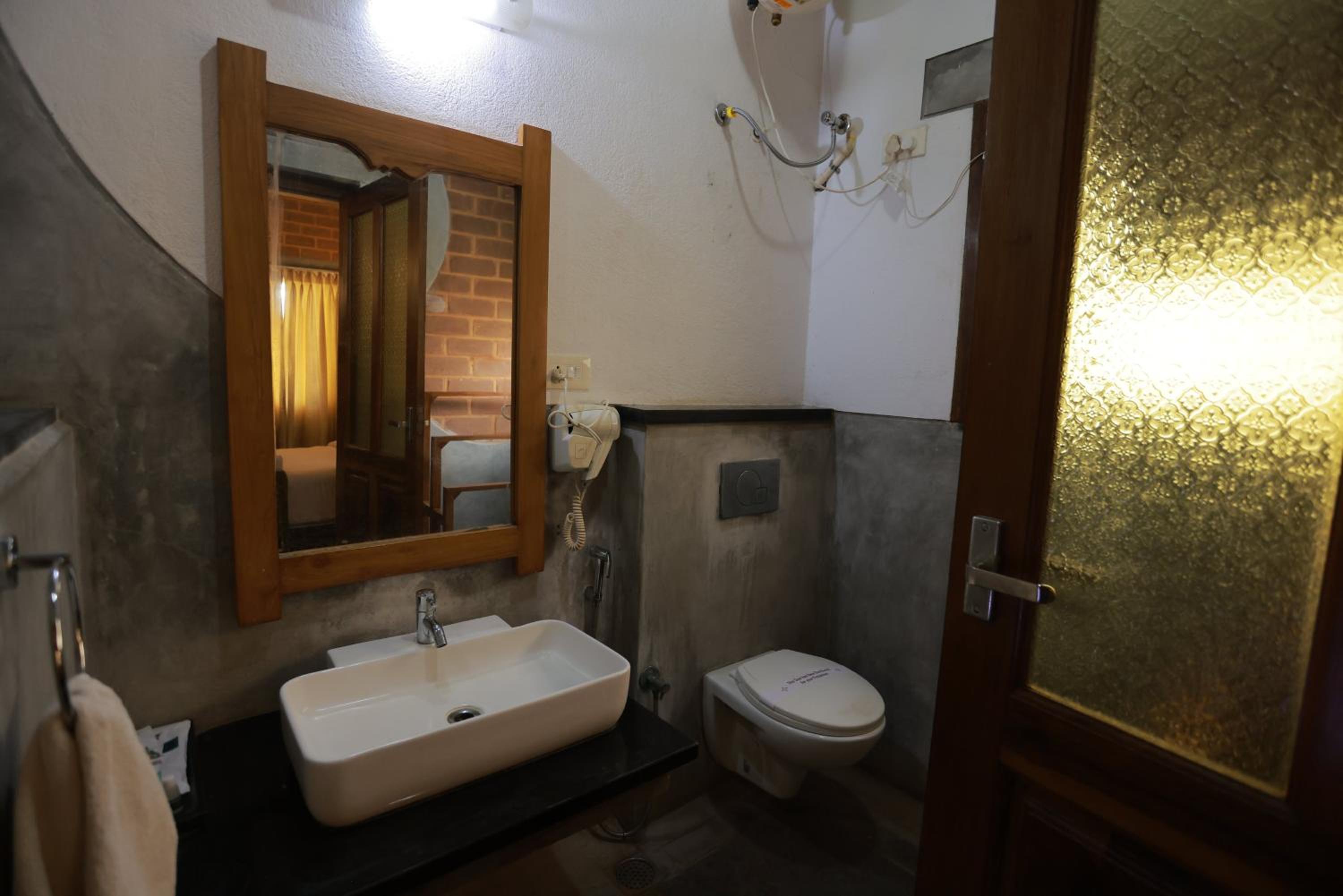 Double Room with Spa Bath - Photo 12
