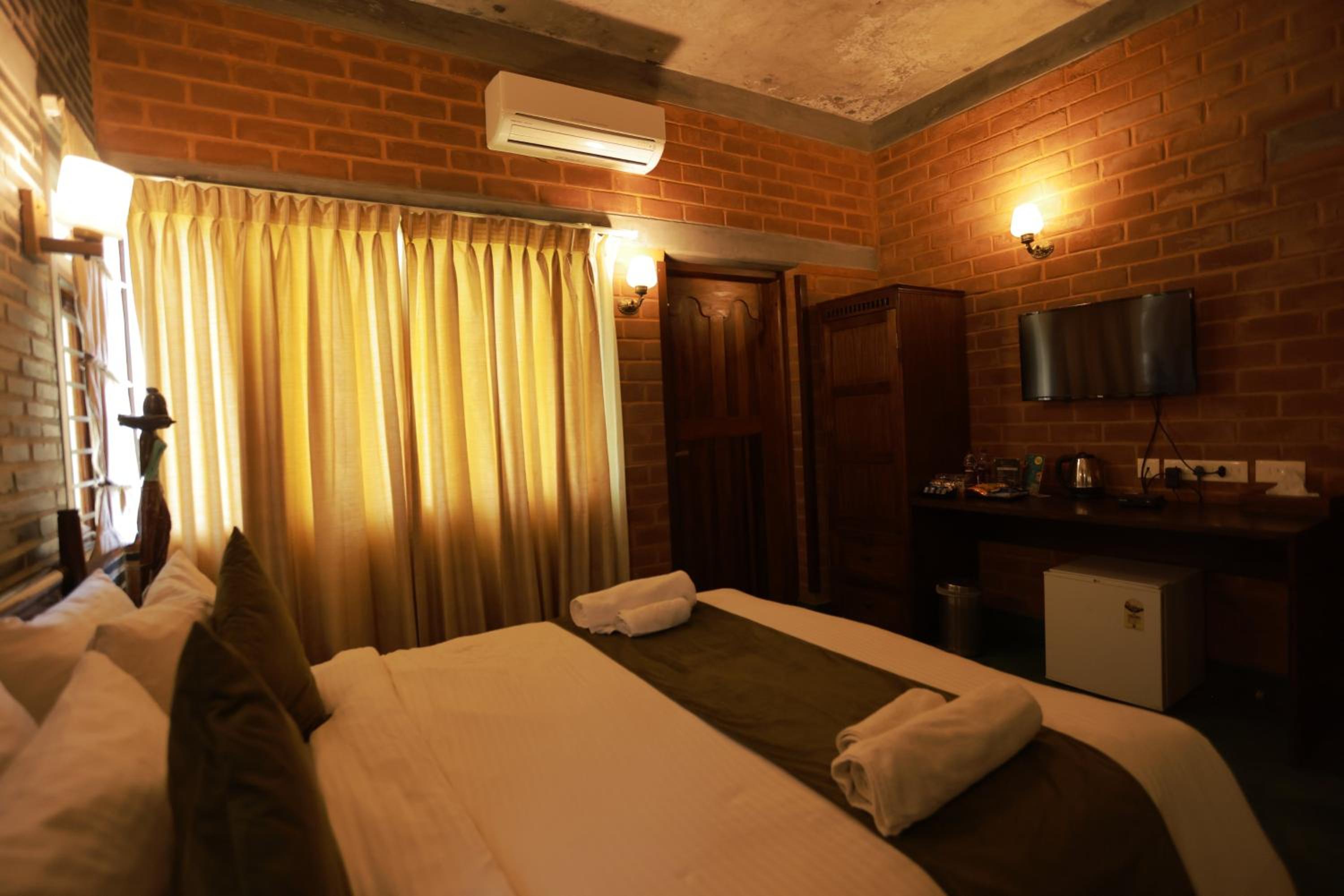 Double Room with Spa Bath - Photo 11