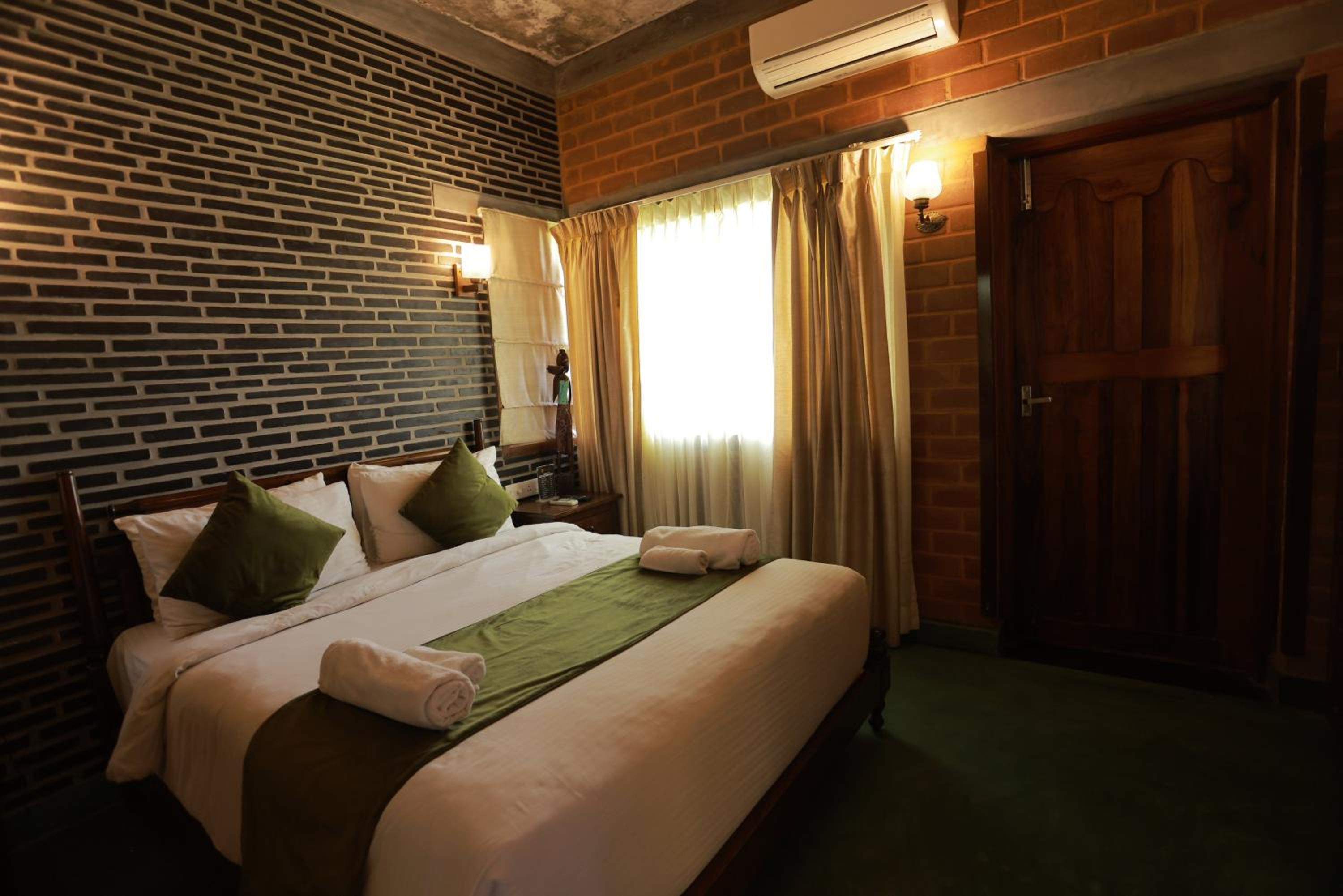 Double Room with Spa Bath - Photo 13