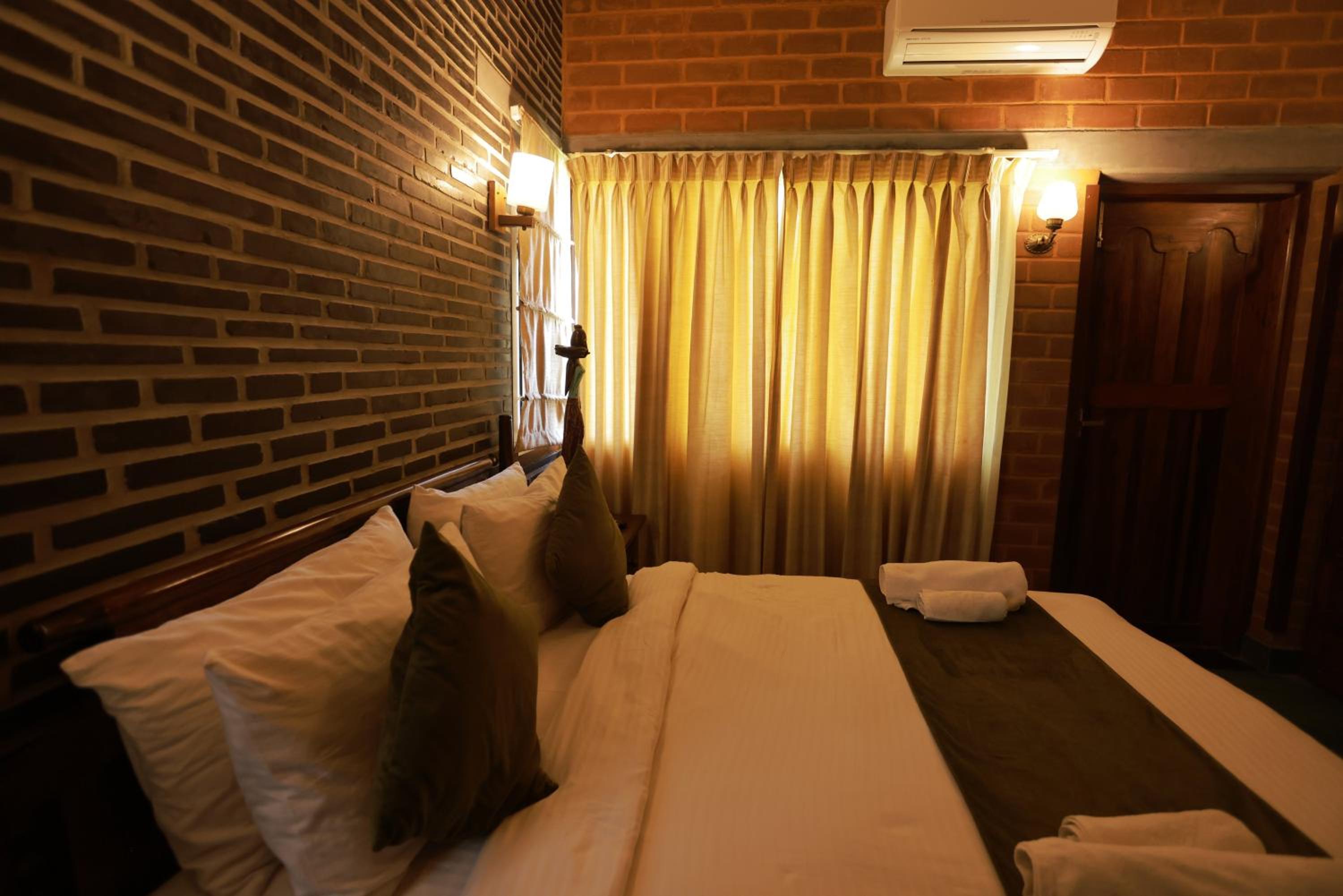 Double Room with Spa Bath - Photo 14