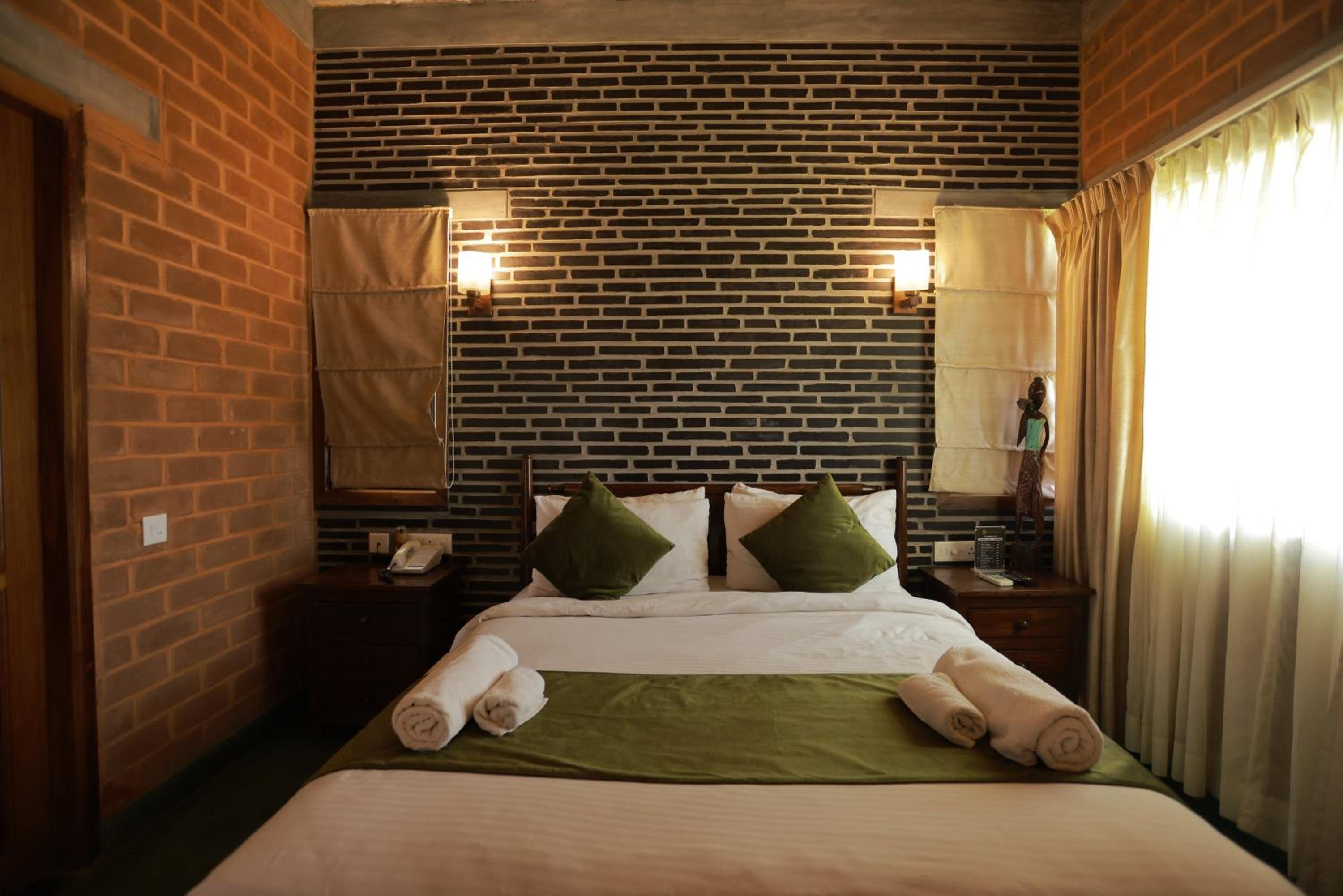 Double Room with Spa Bath - Photo 15