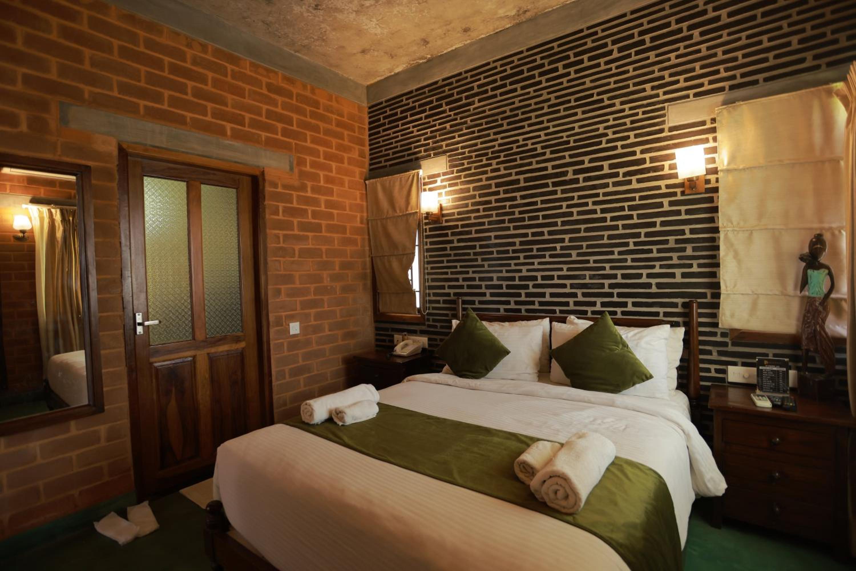 Double Room with Spa Bath - Photo 16