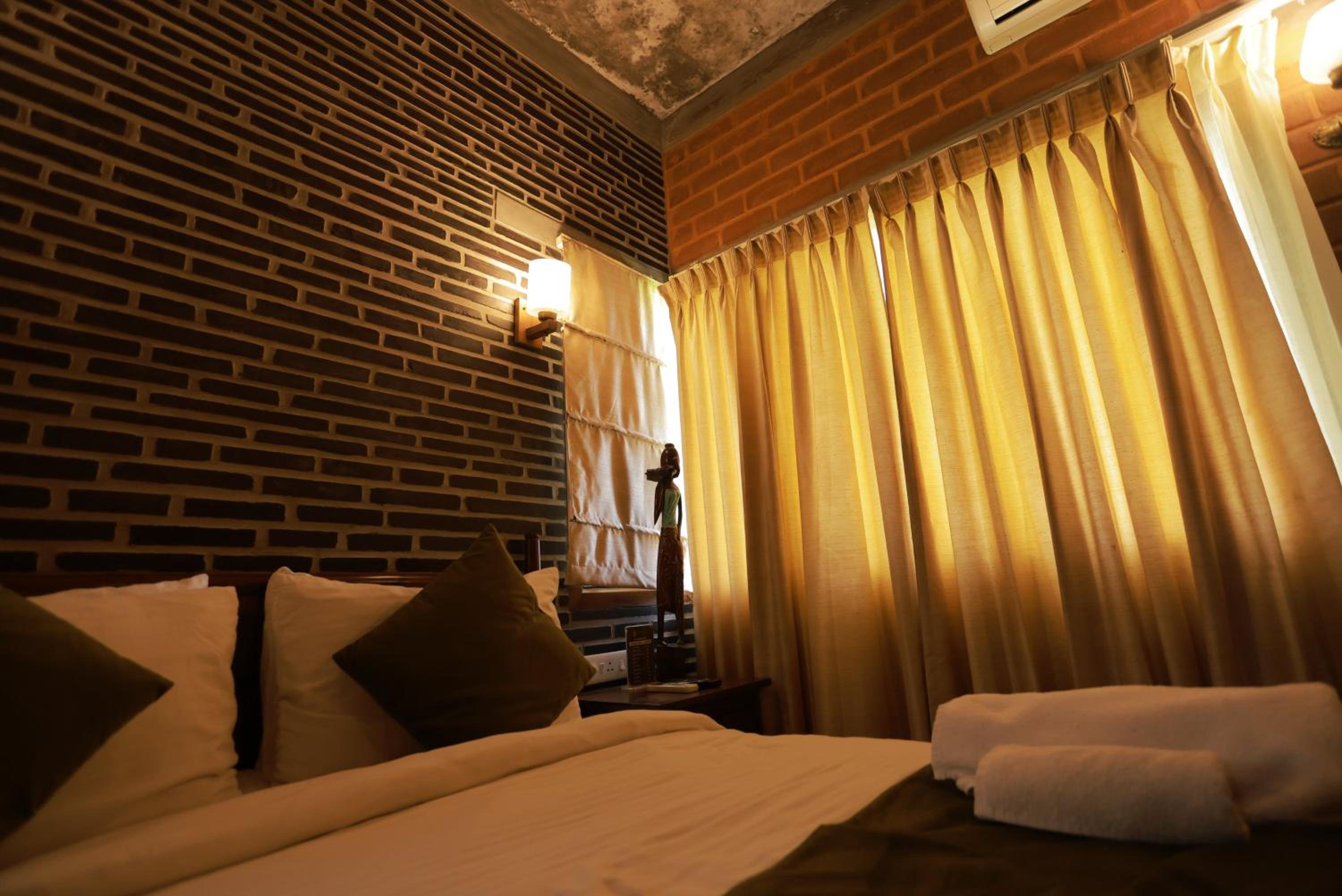 Double Room with Spa Bath - Photo 18