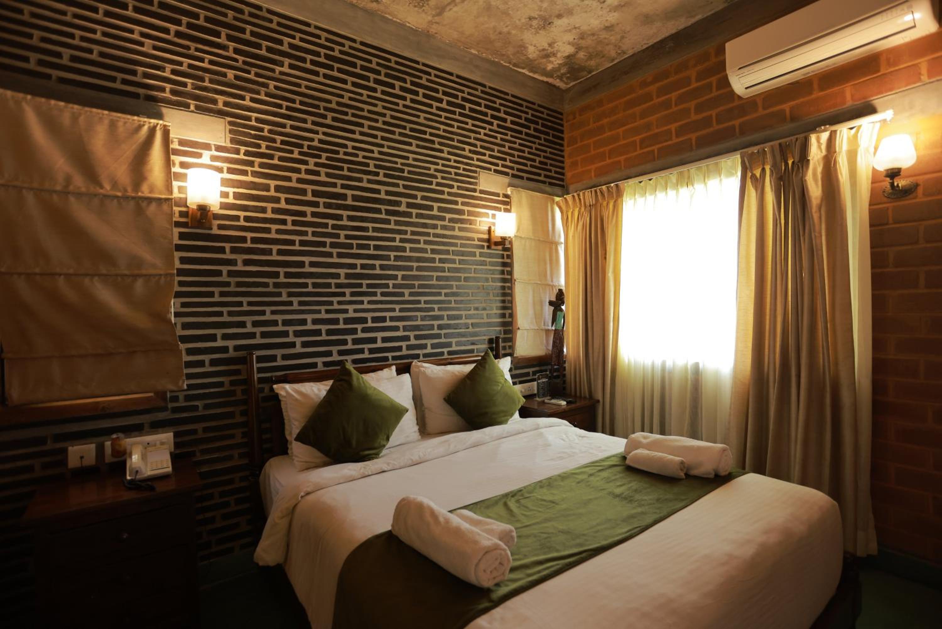 Double Room with Spa Bath - Photo 10