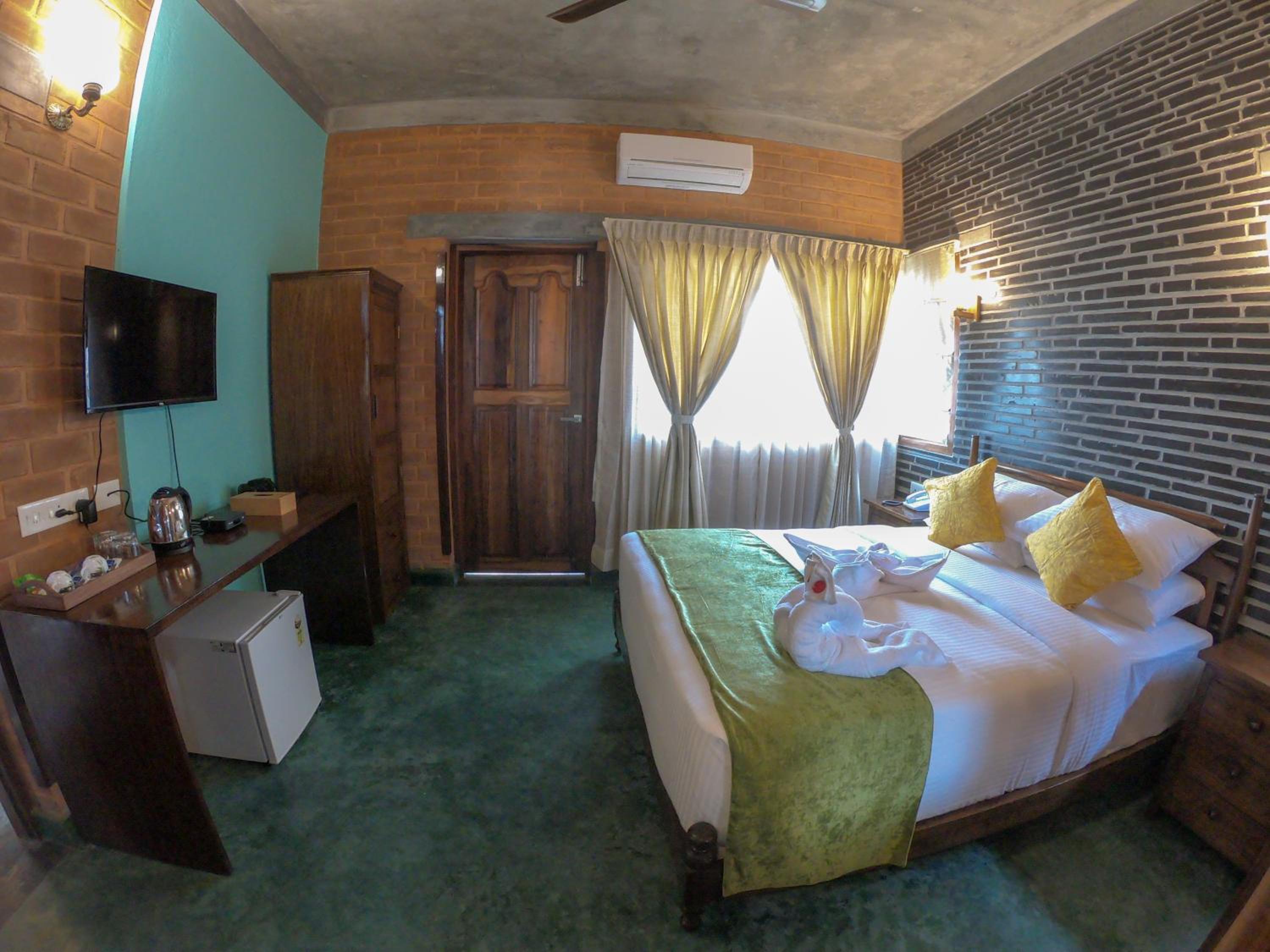 Double Room with Spa Bath - Photo 8