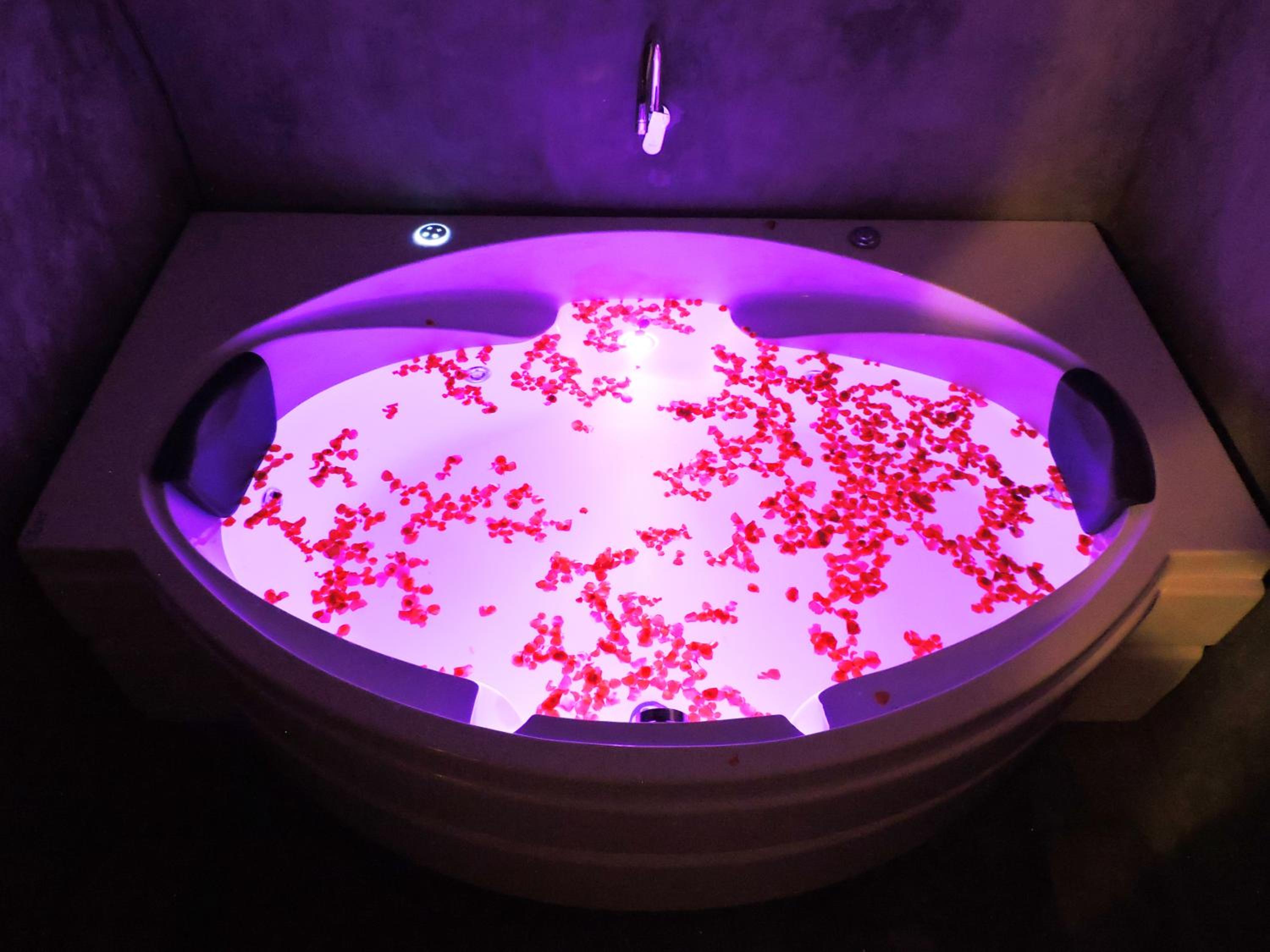 Double Room with Spa Bath - Photo 22