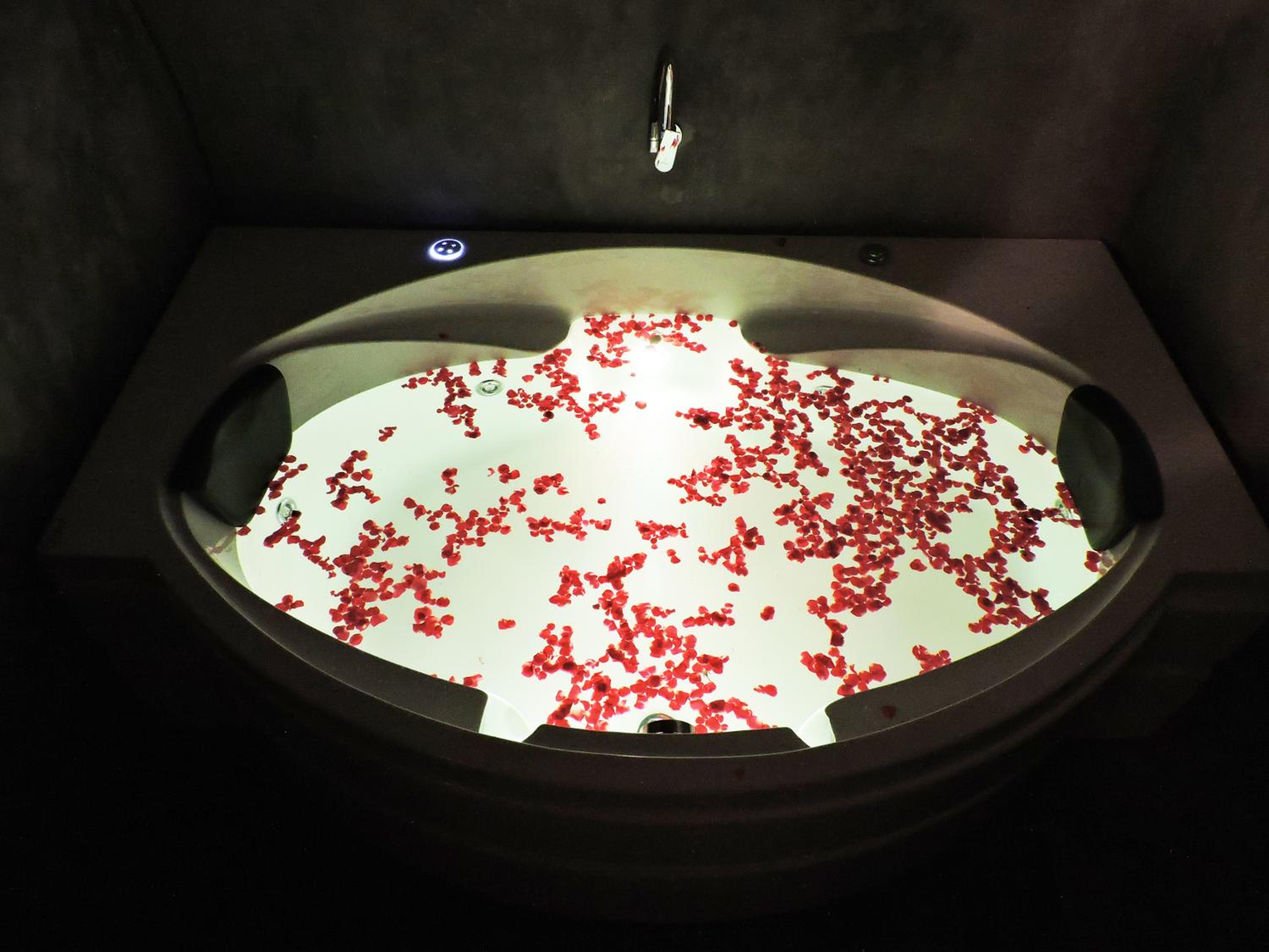 Double Room with Spa Bath - Photo 7