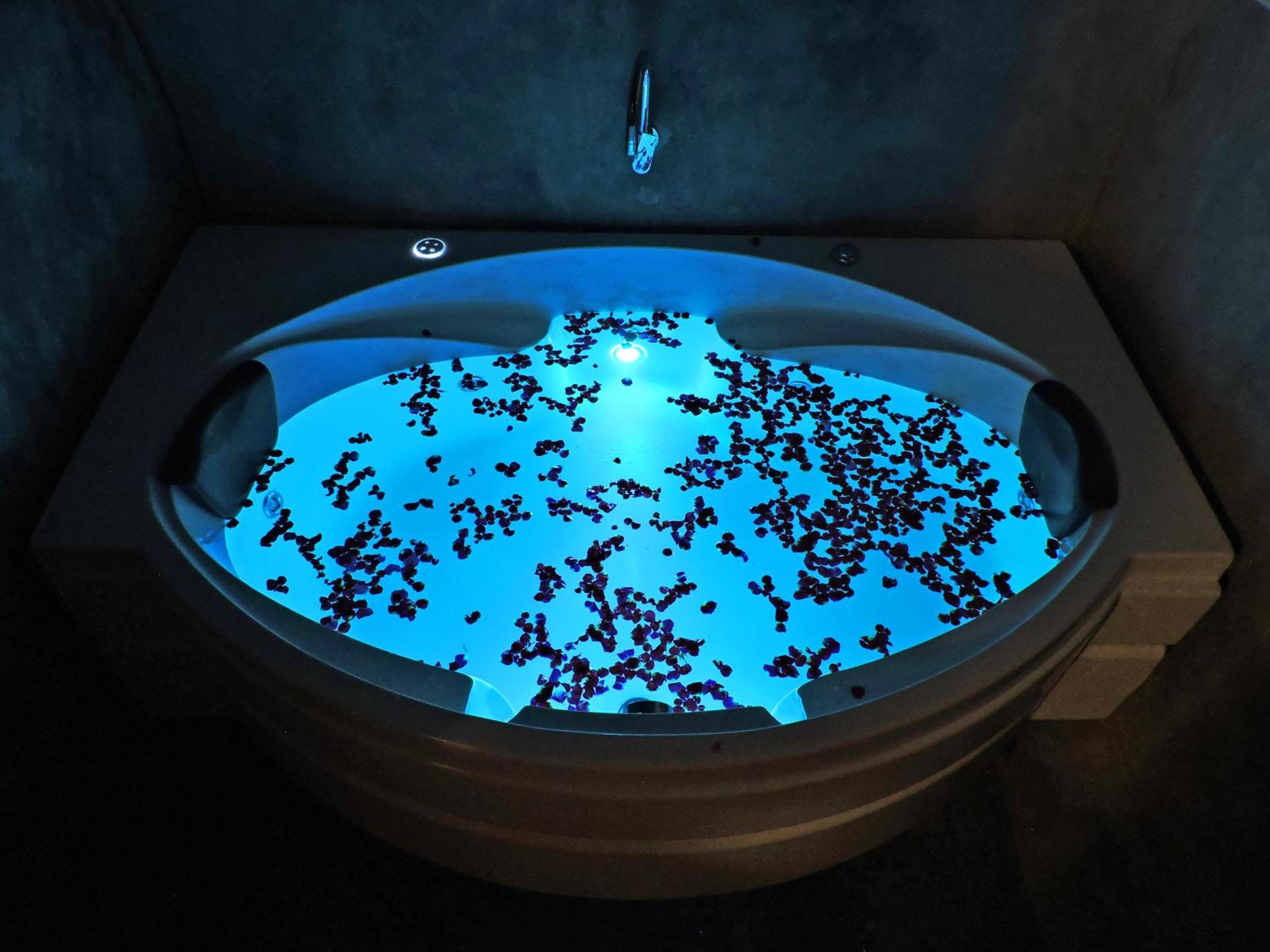 Double Room with Spa Bath - Photo 21