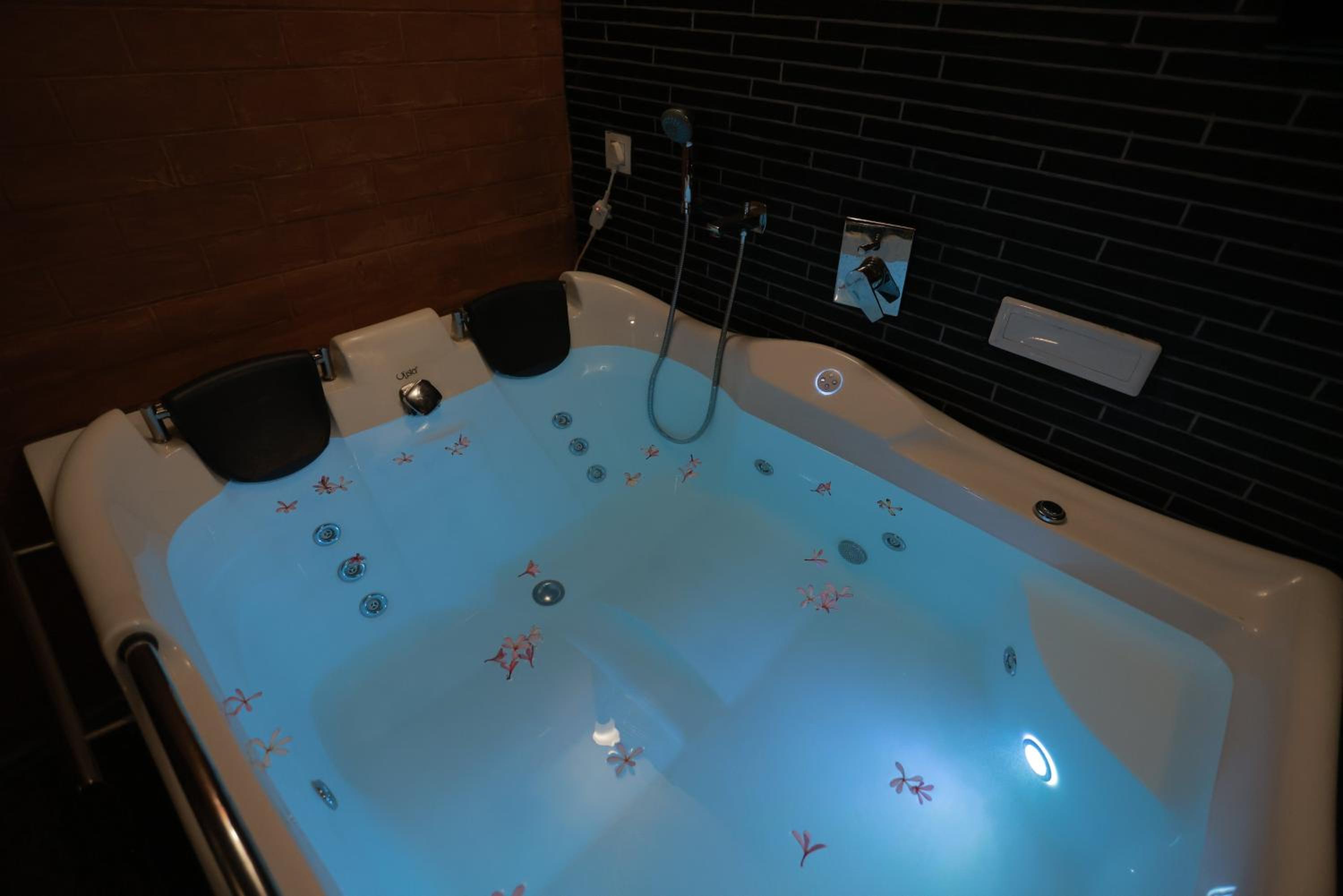 King Suite with Spa Bath - Photo 17