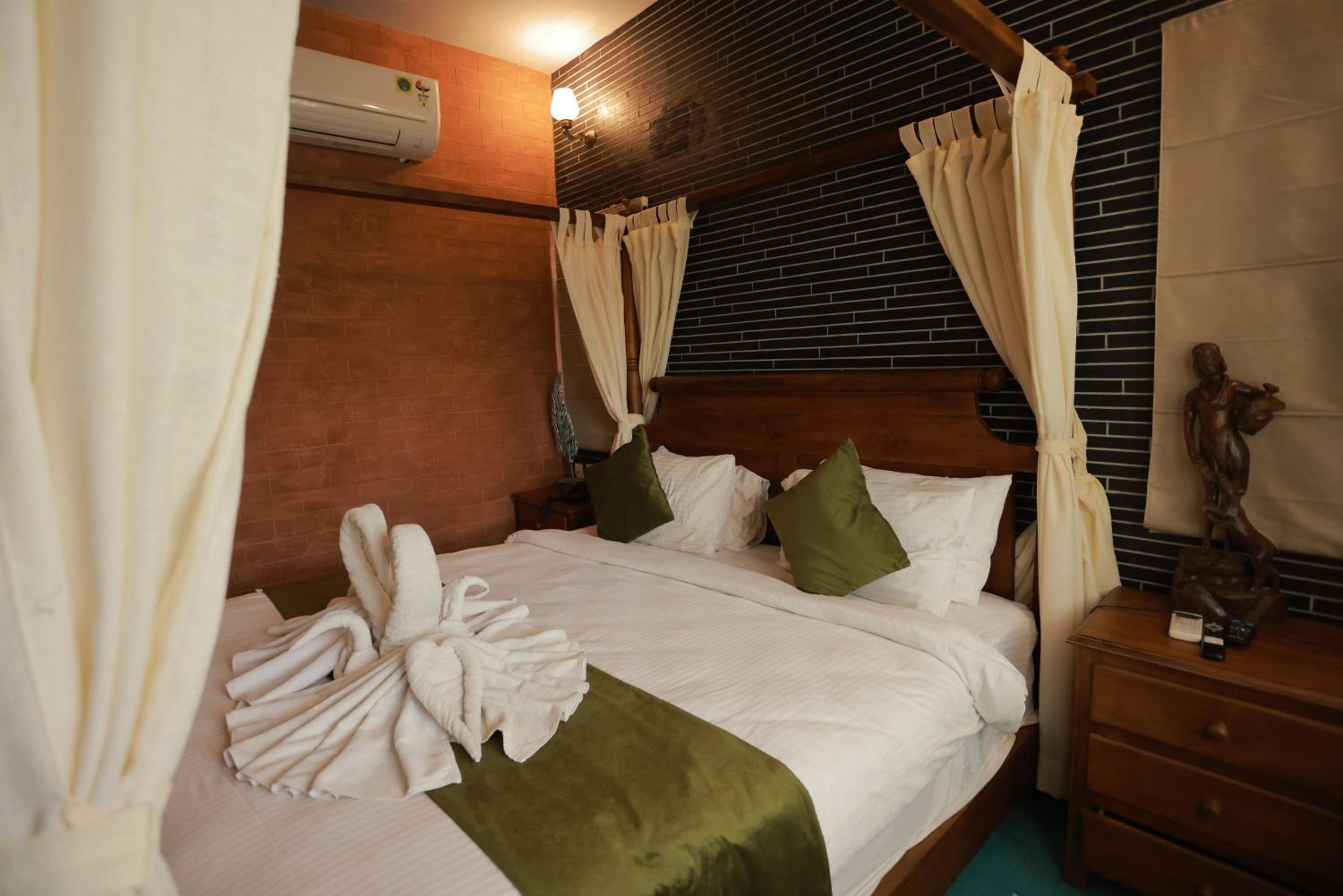 King Suite with Spa Bath - Photo 15