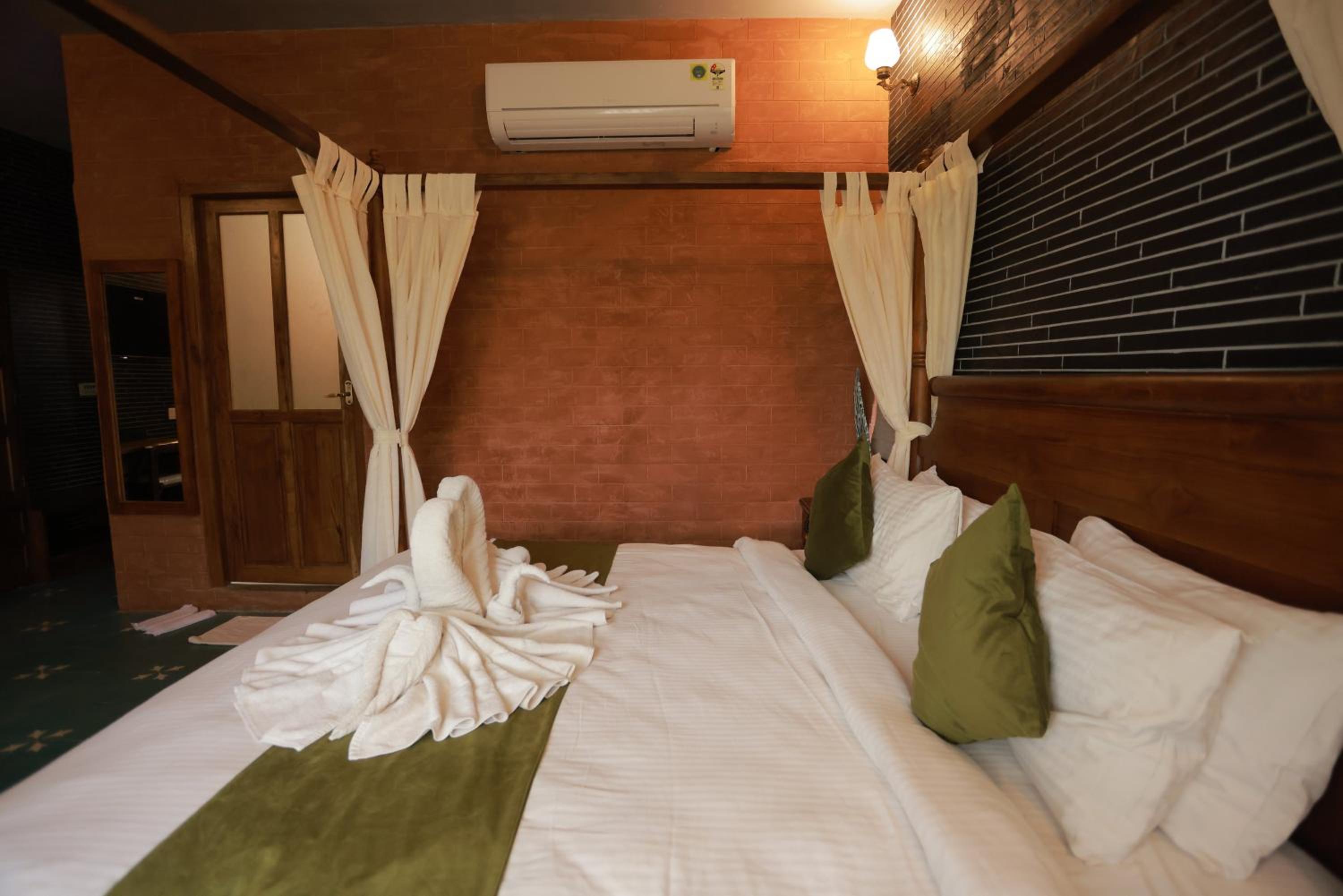King Suite with Spa Bath - Photo 3