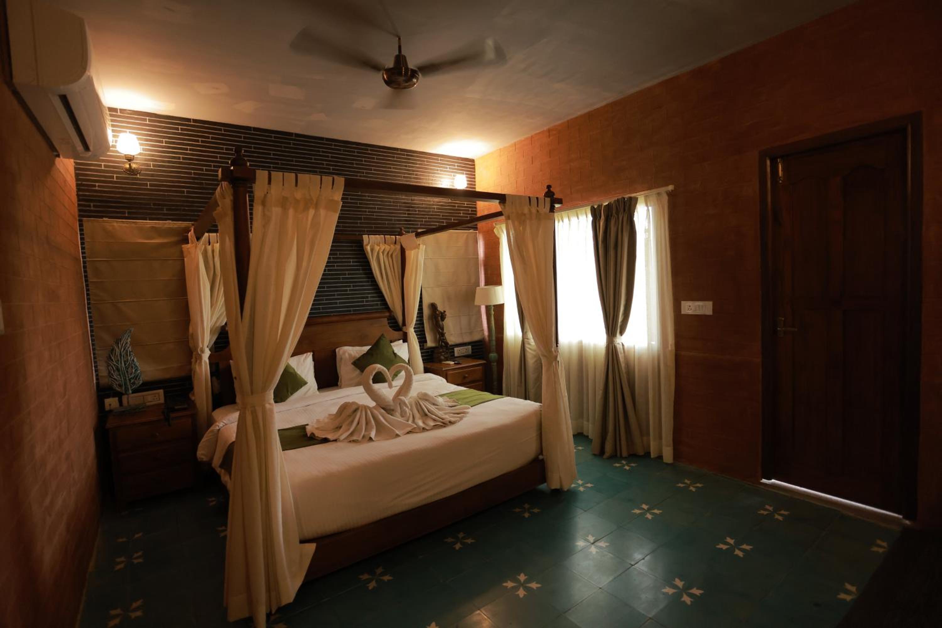 King Suite with Spa Bath - Photo 18