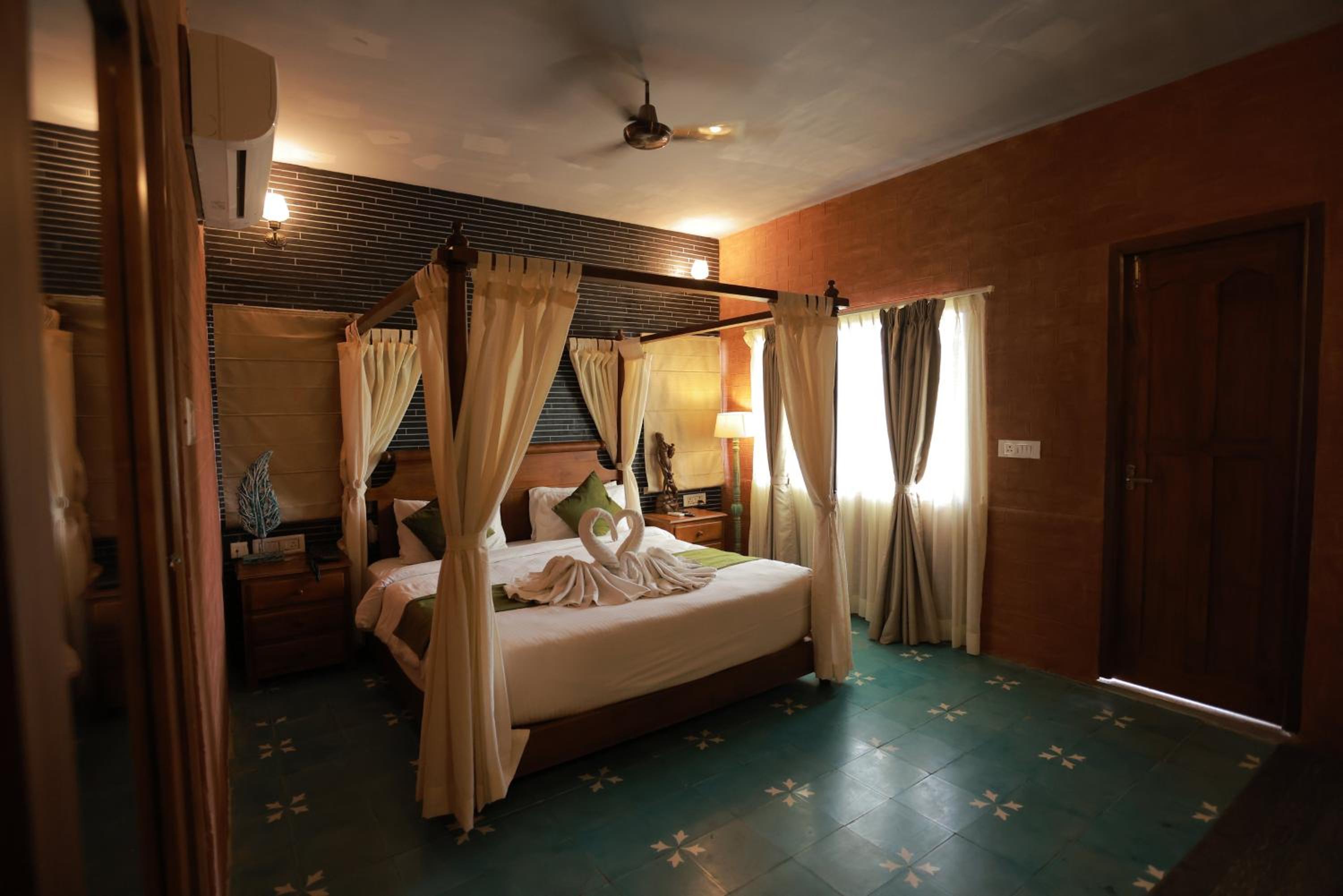 King Suite with Spa Bath - Photo 1