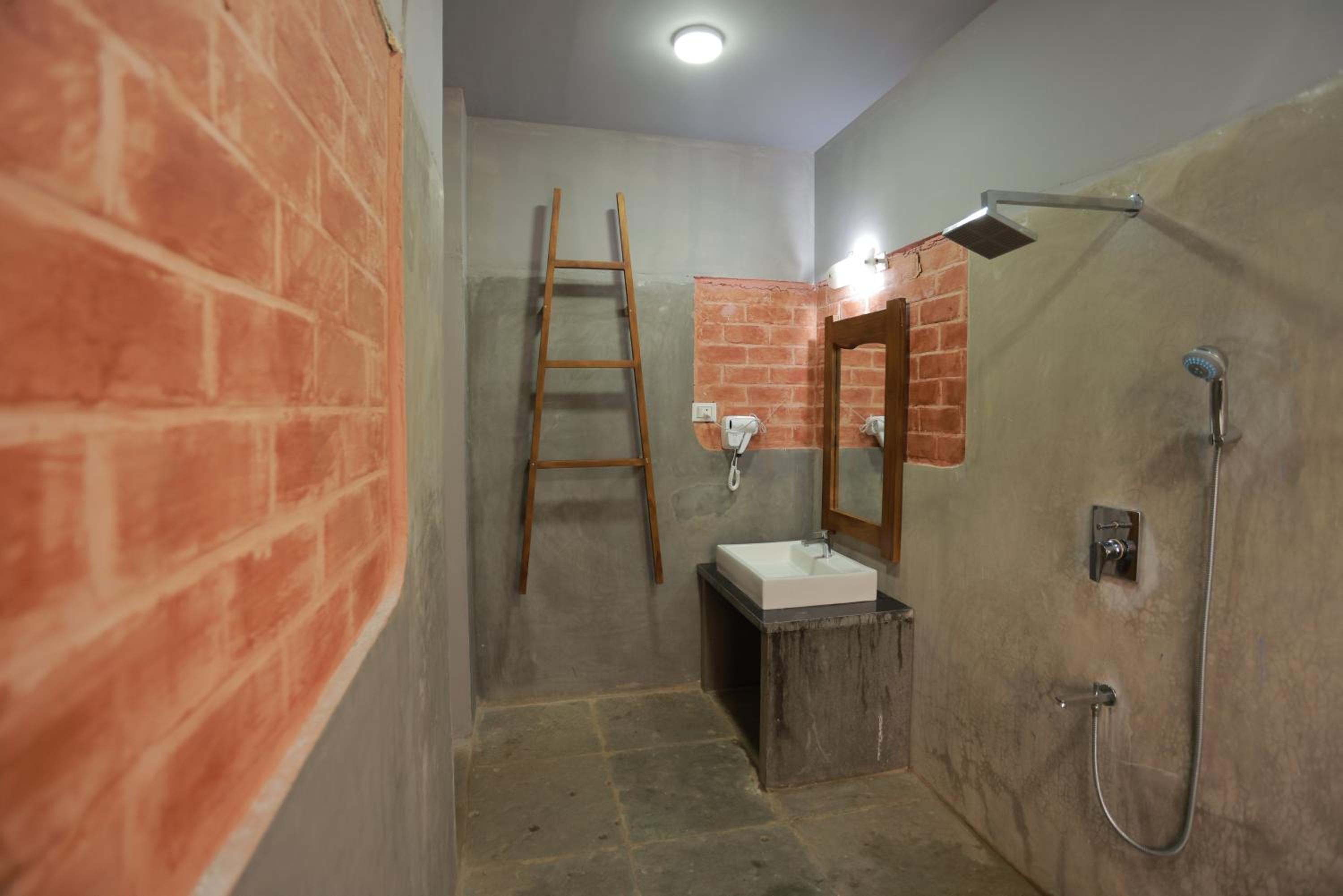 King Suite with Spa Bath - Photo 4