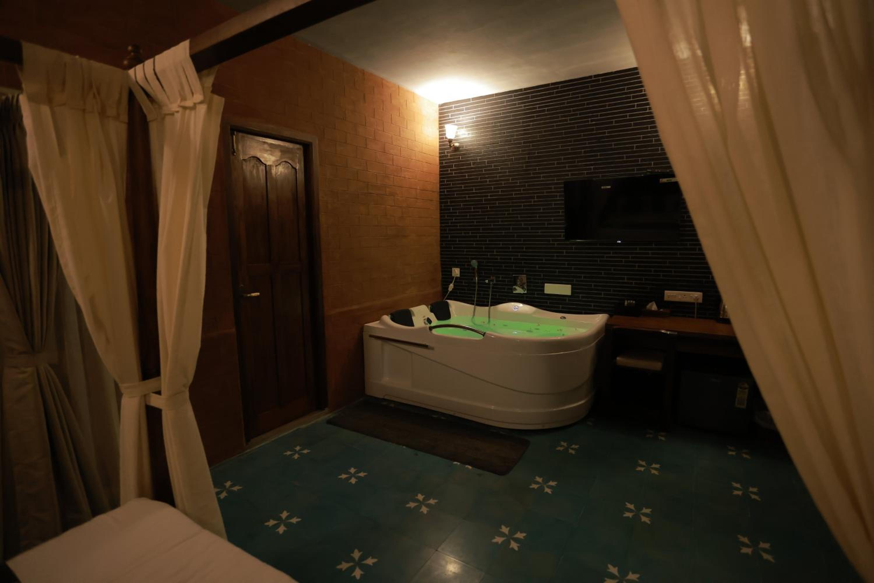 King Suite with Spa Bath - Photo 2