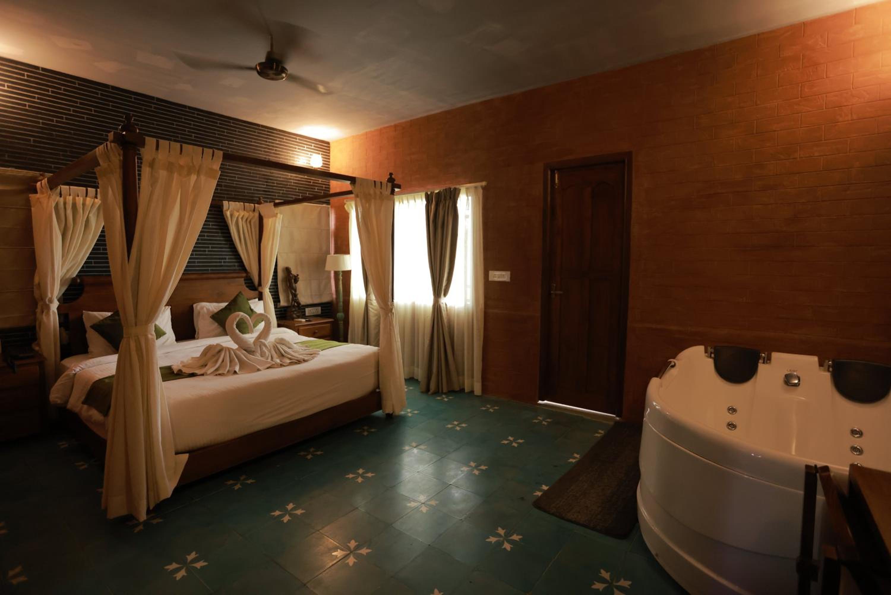 King Suite with Spa Bath - Photo 11