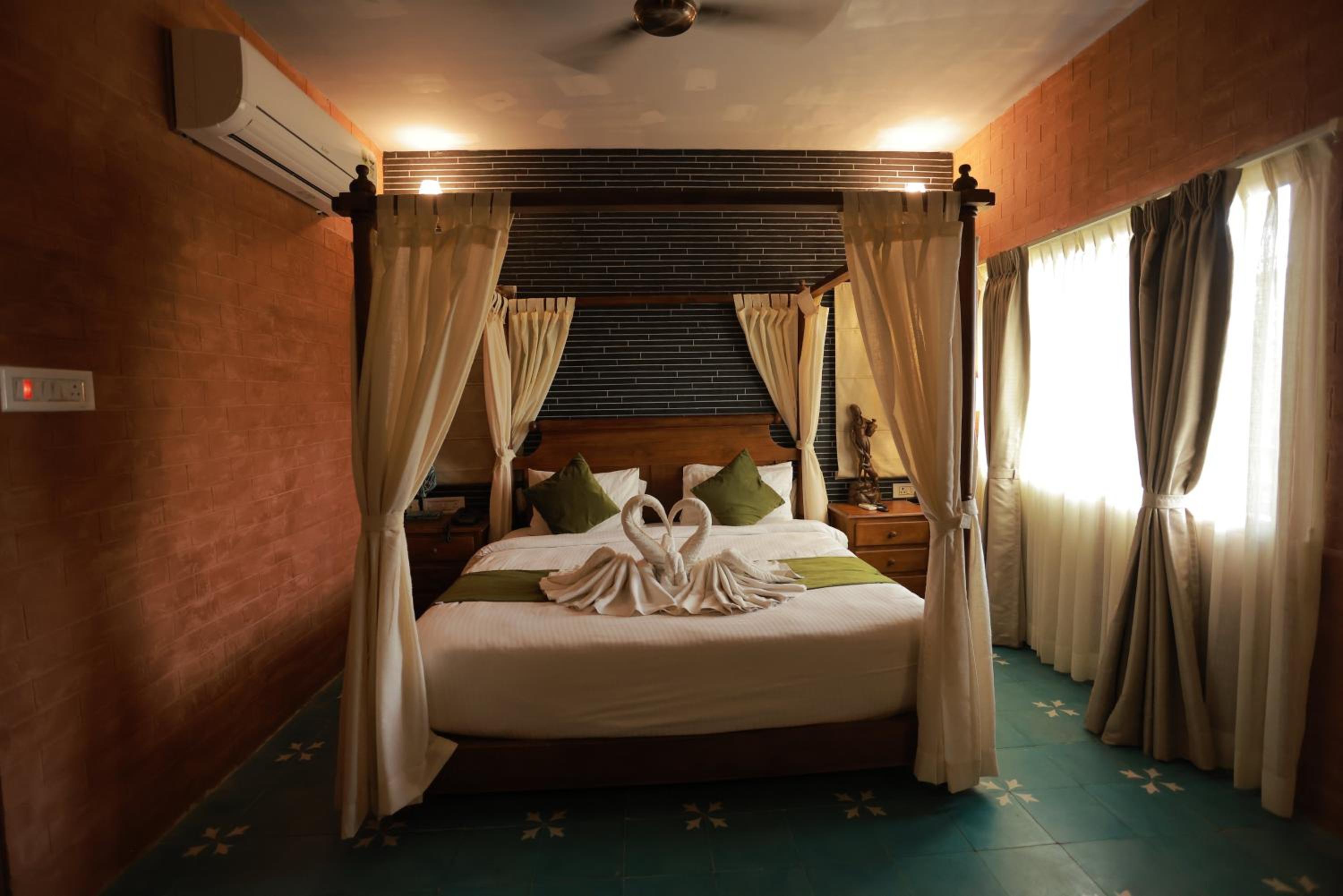 King Suite with Spa Bath - Photo 13