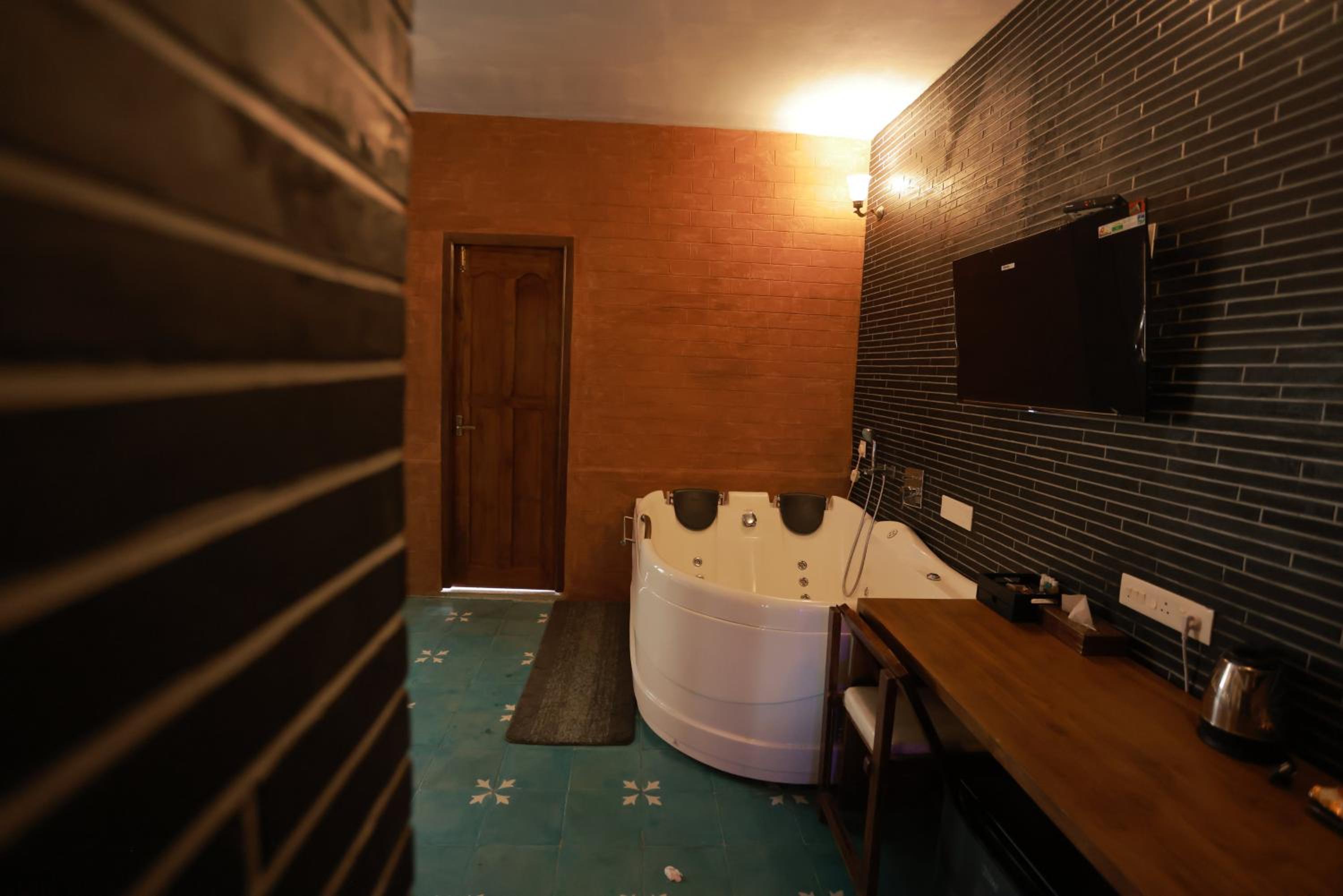 King Suite with Spa Bath - Photo 5