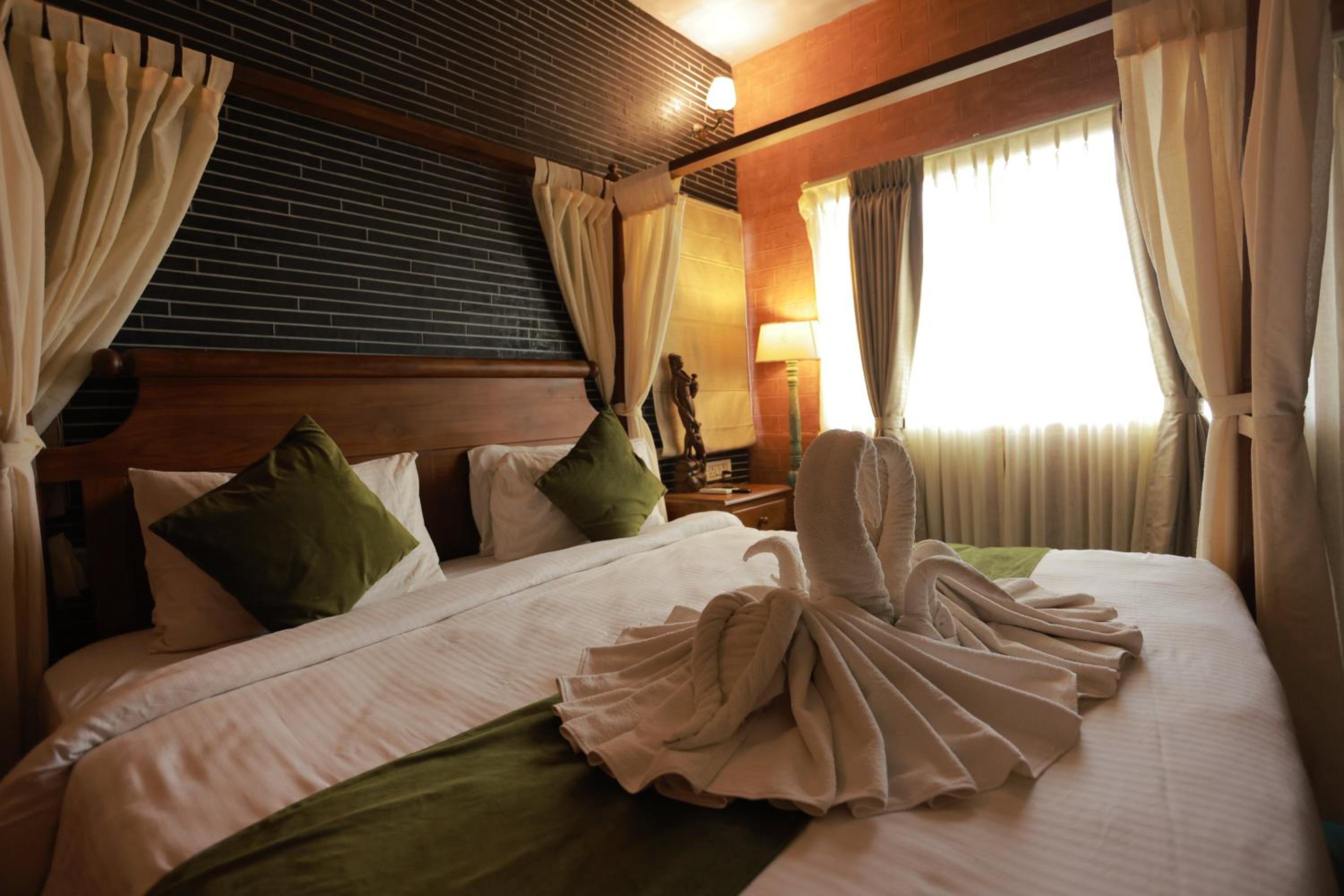 King Suite with Spa Bath - Photo 9