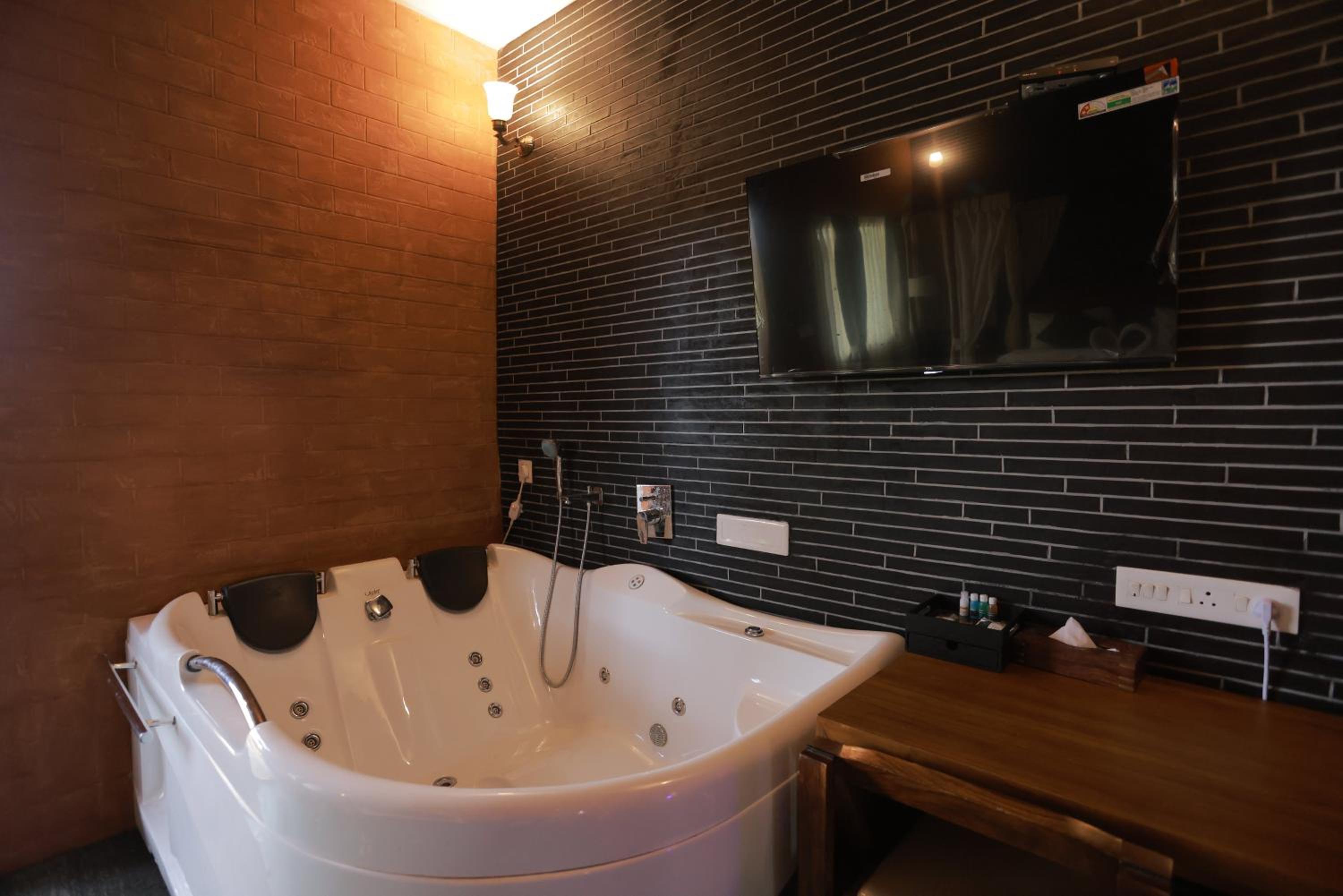 King Suite with Spa Bath - Photo 8
