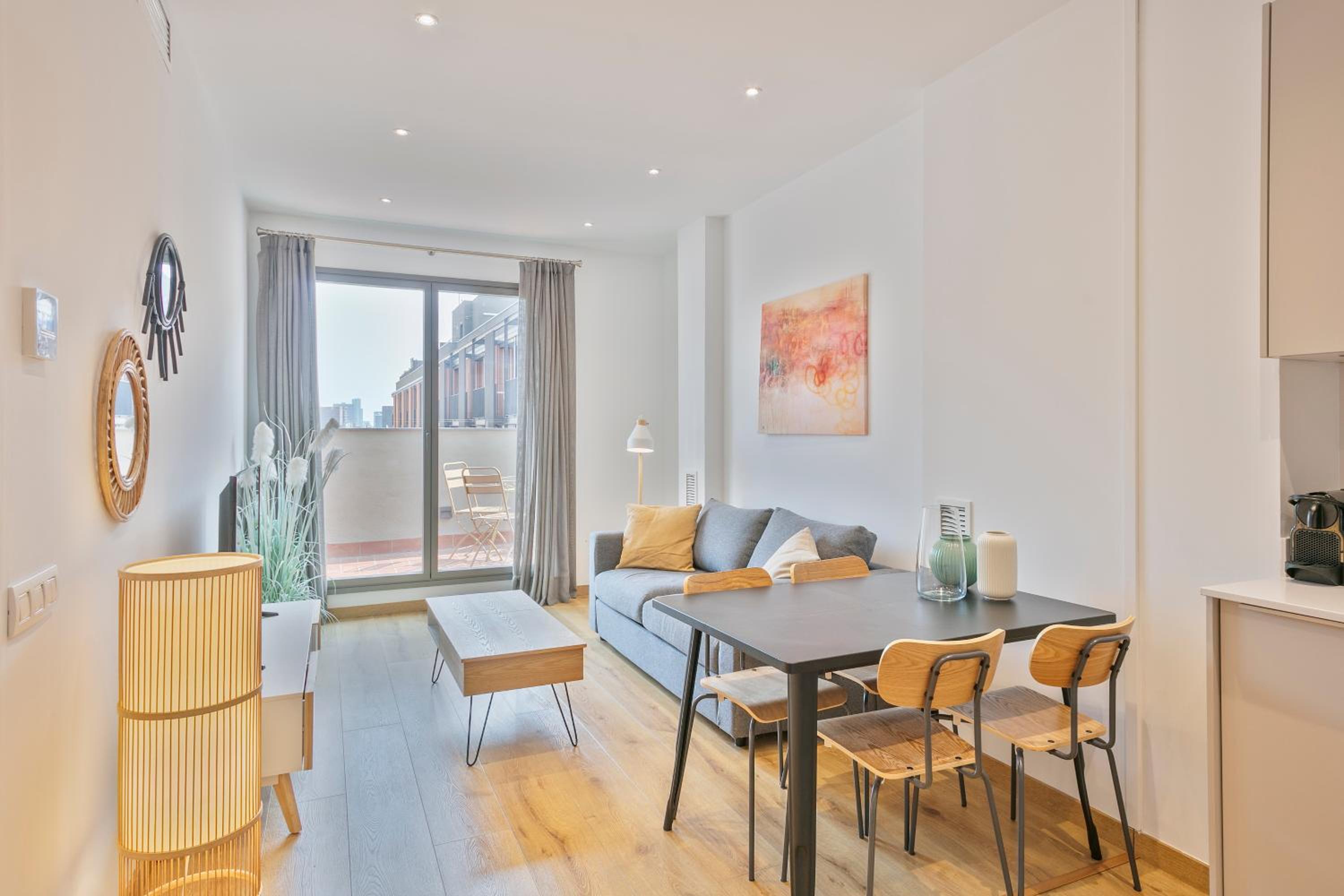 One-Bedroom Penthouse Apartment with Terrace photo 2