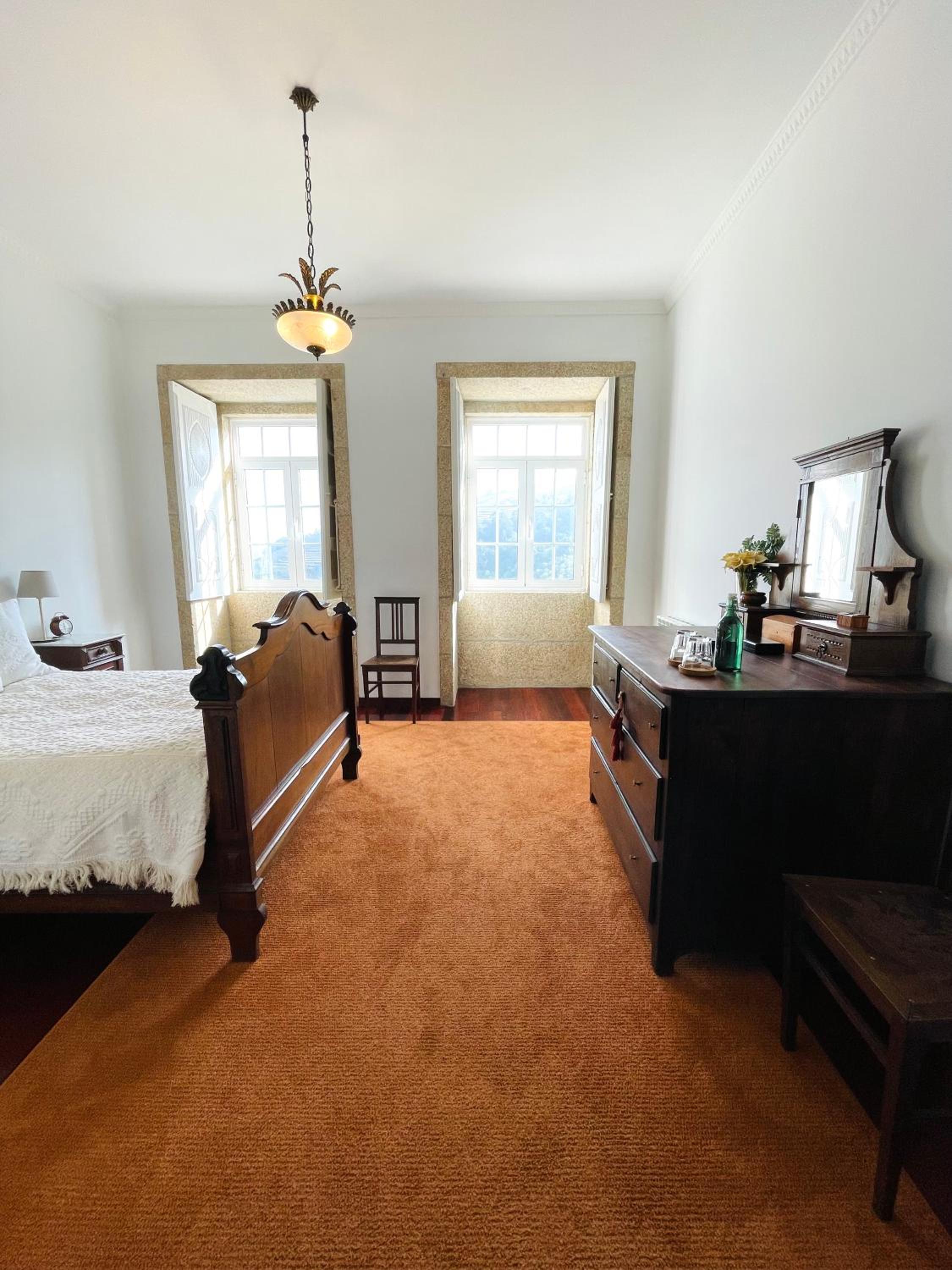 Eight-Bedroom House photo 2