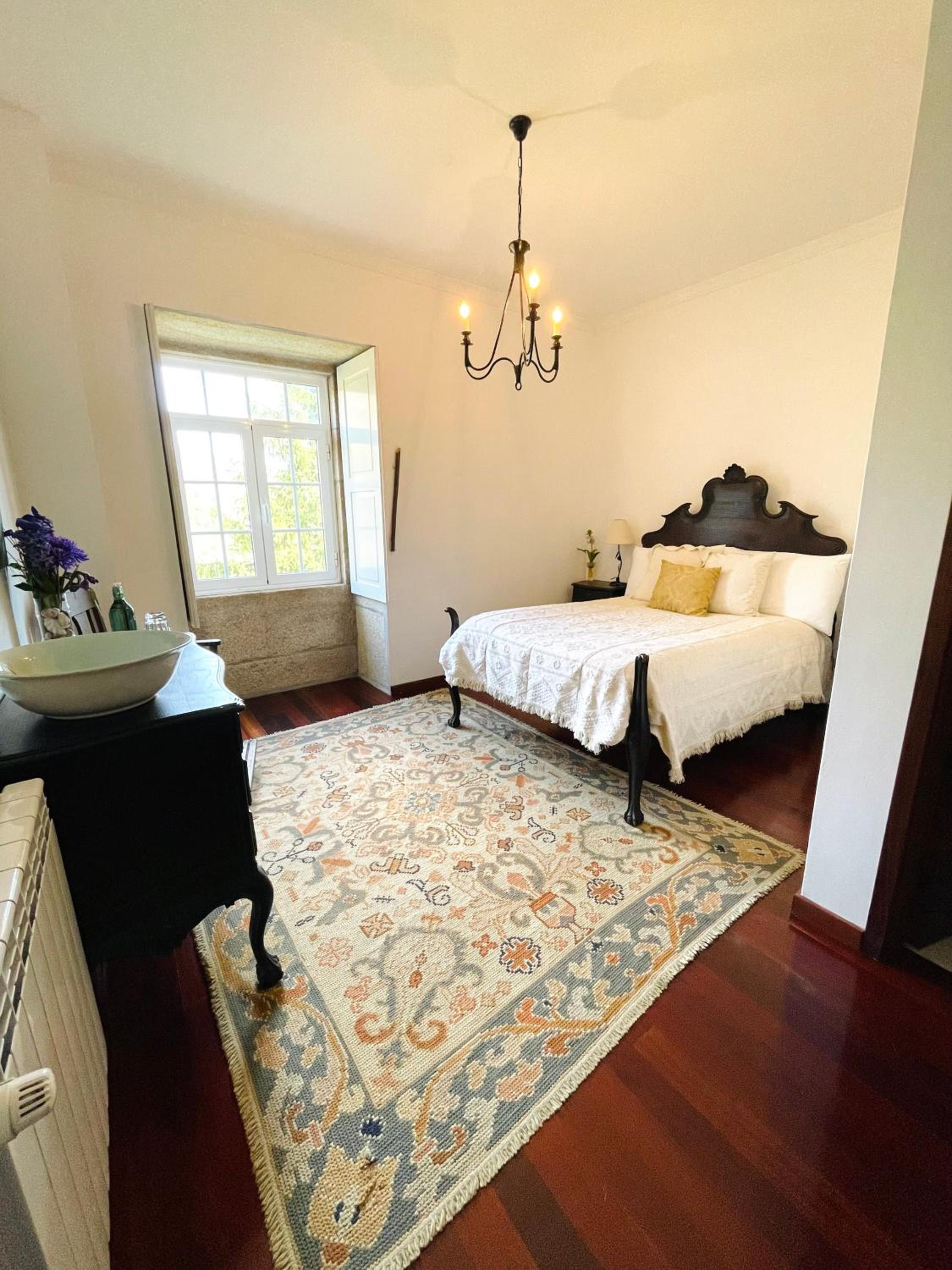 Eight-Bedroom House photo 3