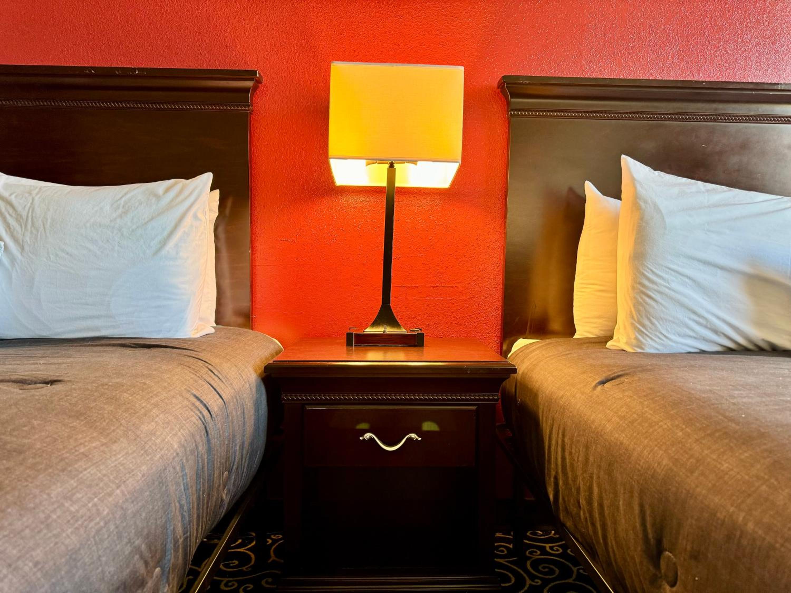 Standard Queen Room with Two Queen Beds - Photo 3