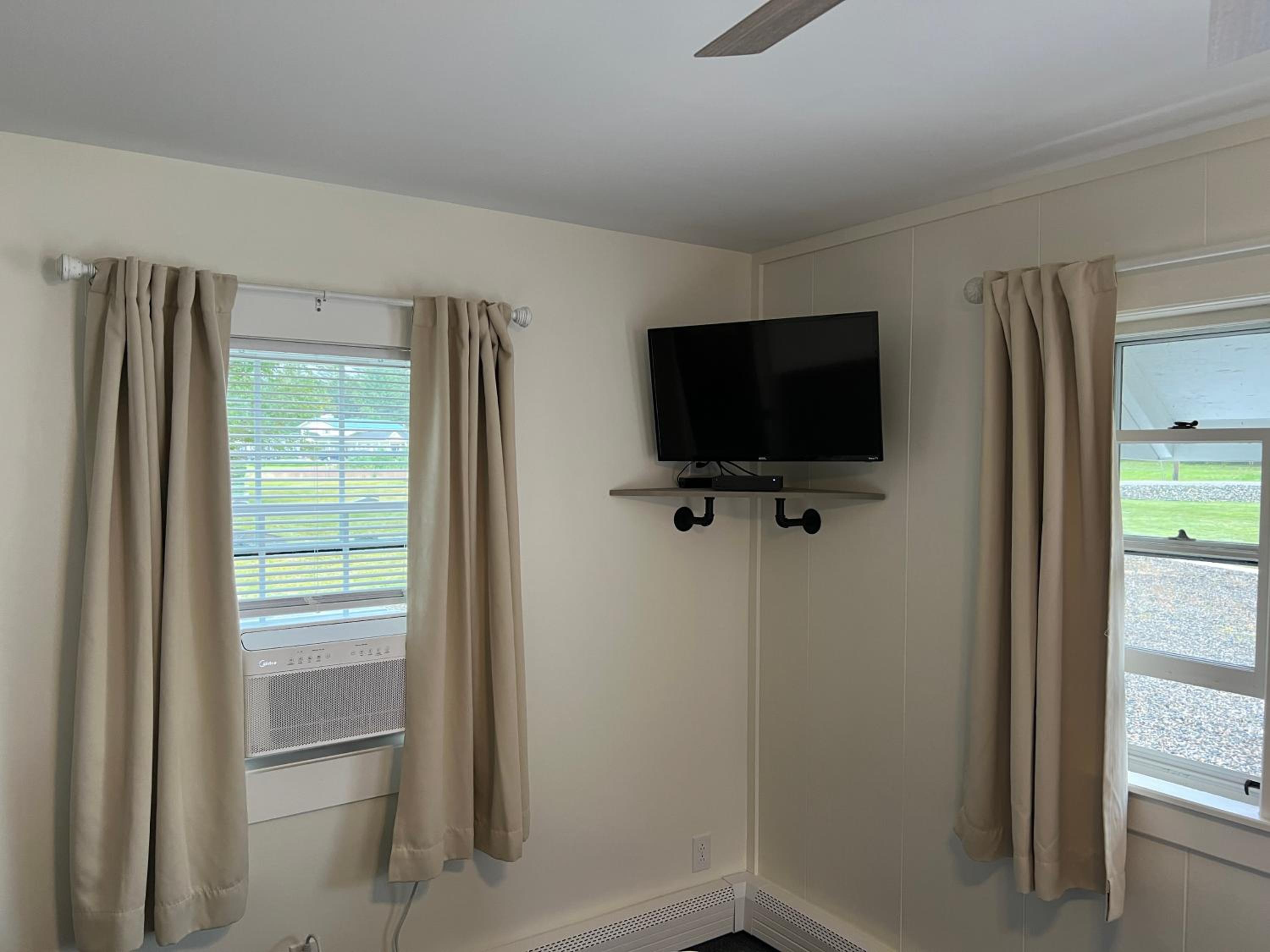Deluxe Queen Suite photo 2
