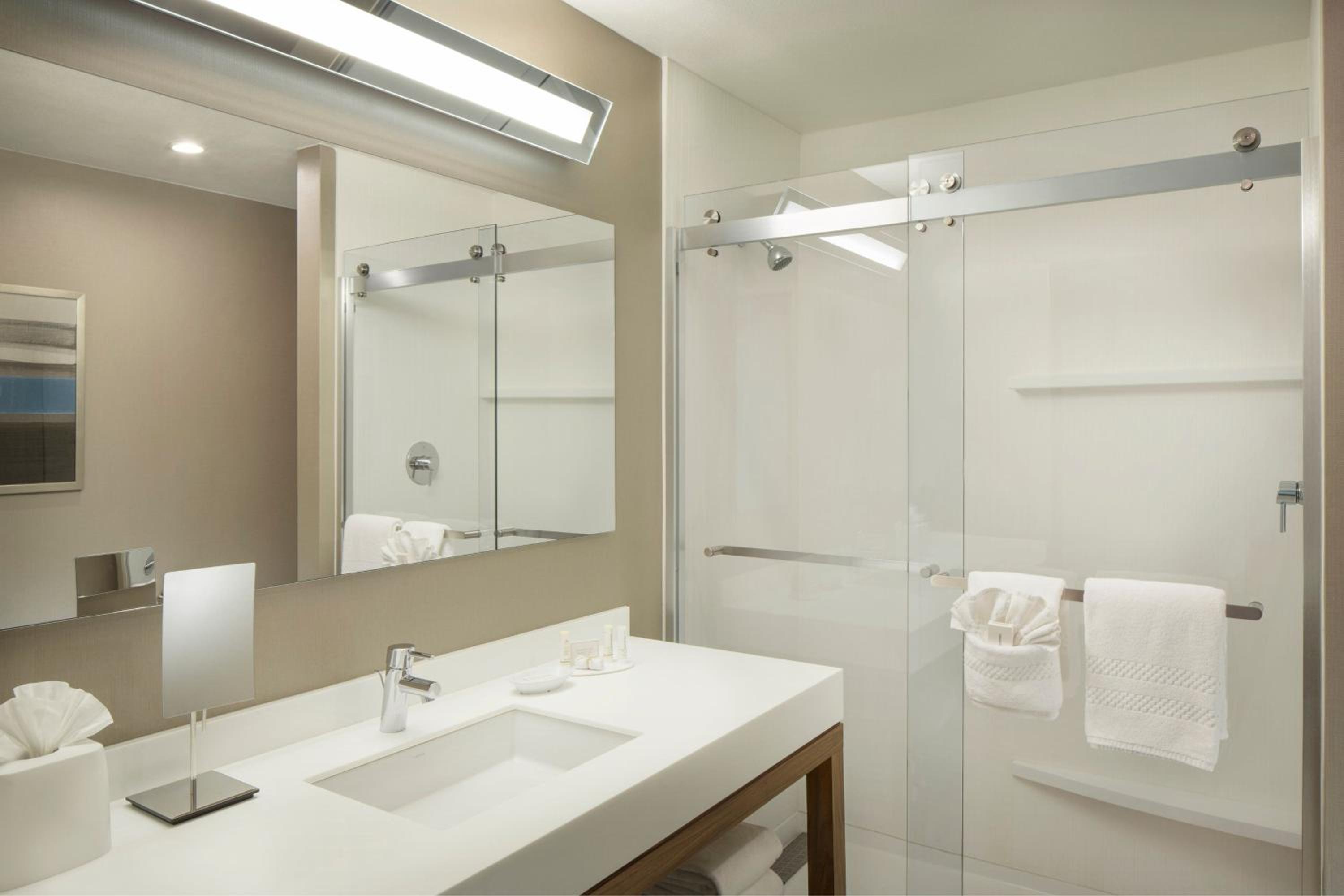 King Room with Sofa Bed and Adapted Tub - Mobility Accessible photo 3