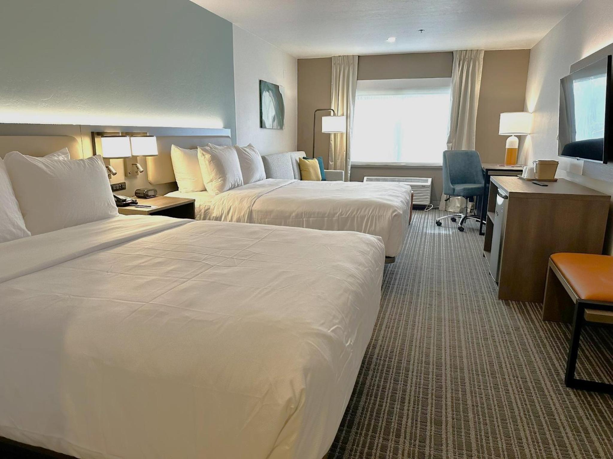 Queen Suite with Two Queen Beds - Non-Smoking - Photo 5