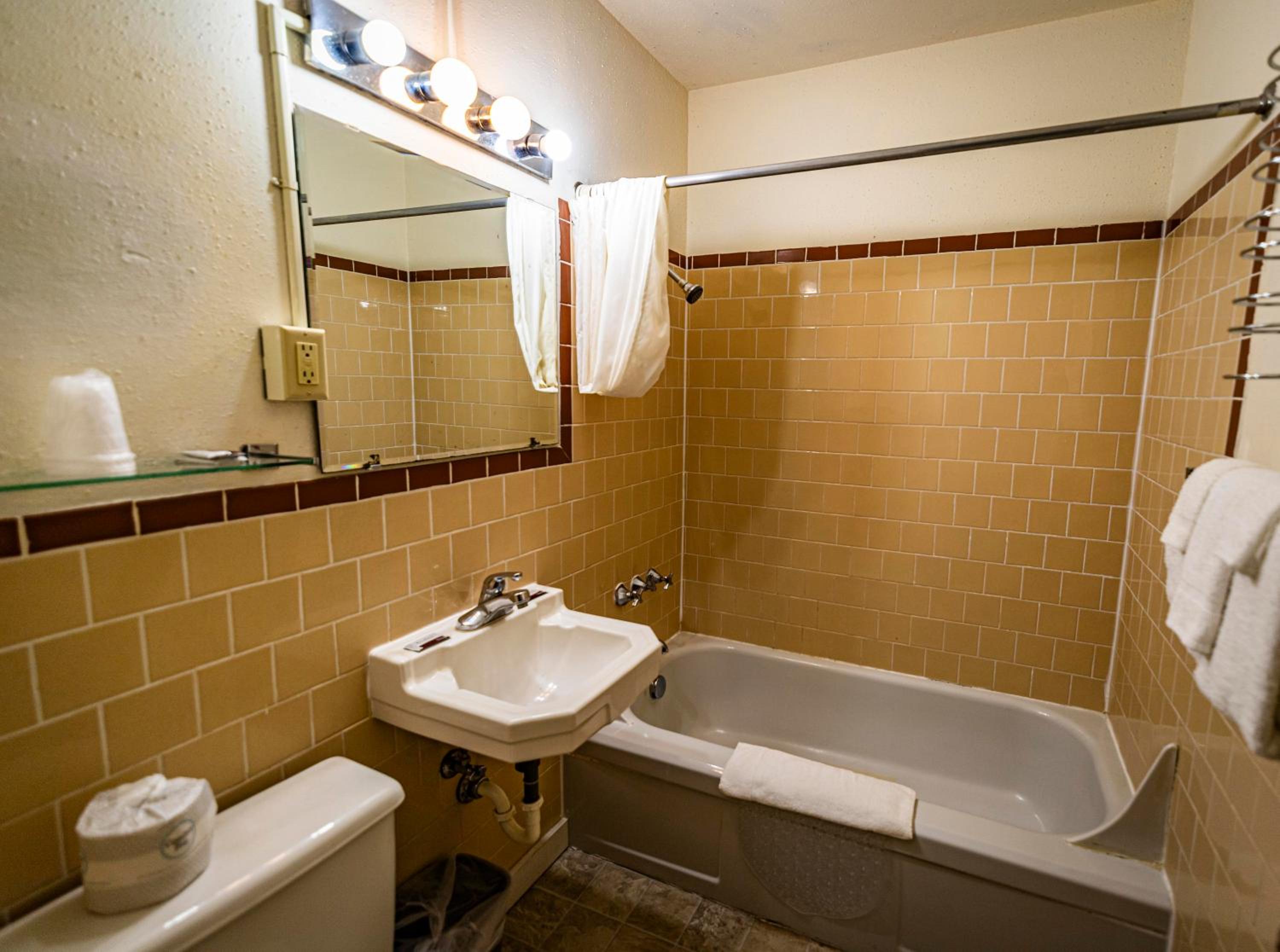 Queen Room with Two Queen Beds - Non-Smoking - Photo 3
