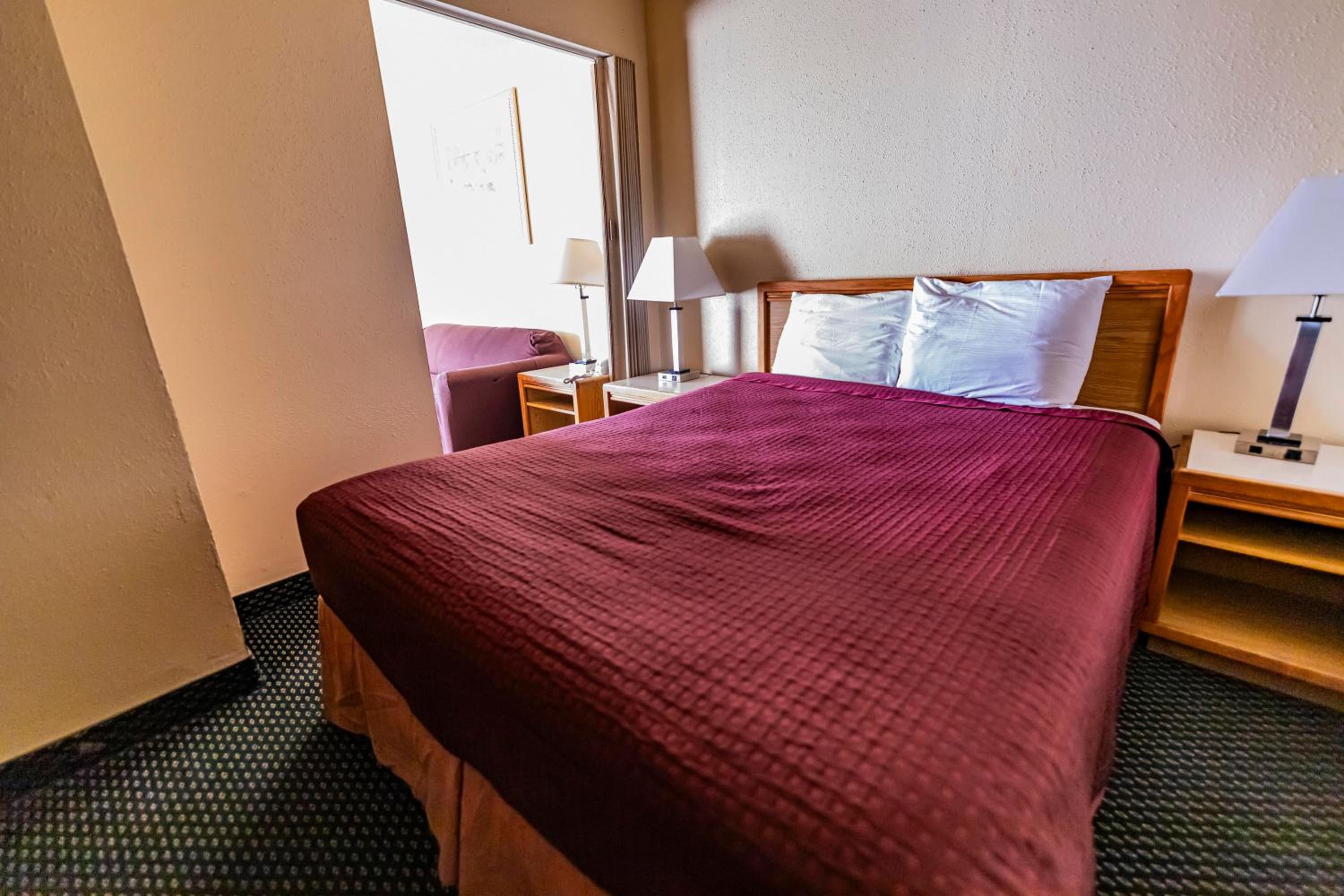 Queen Room - Non-Smoking - Photo 4