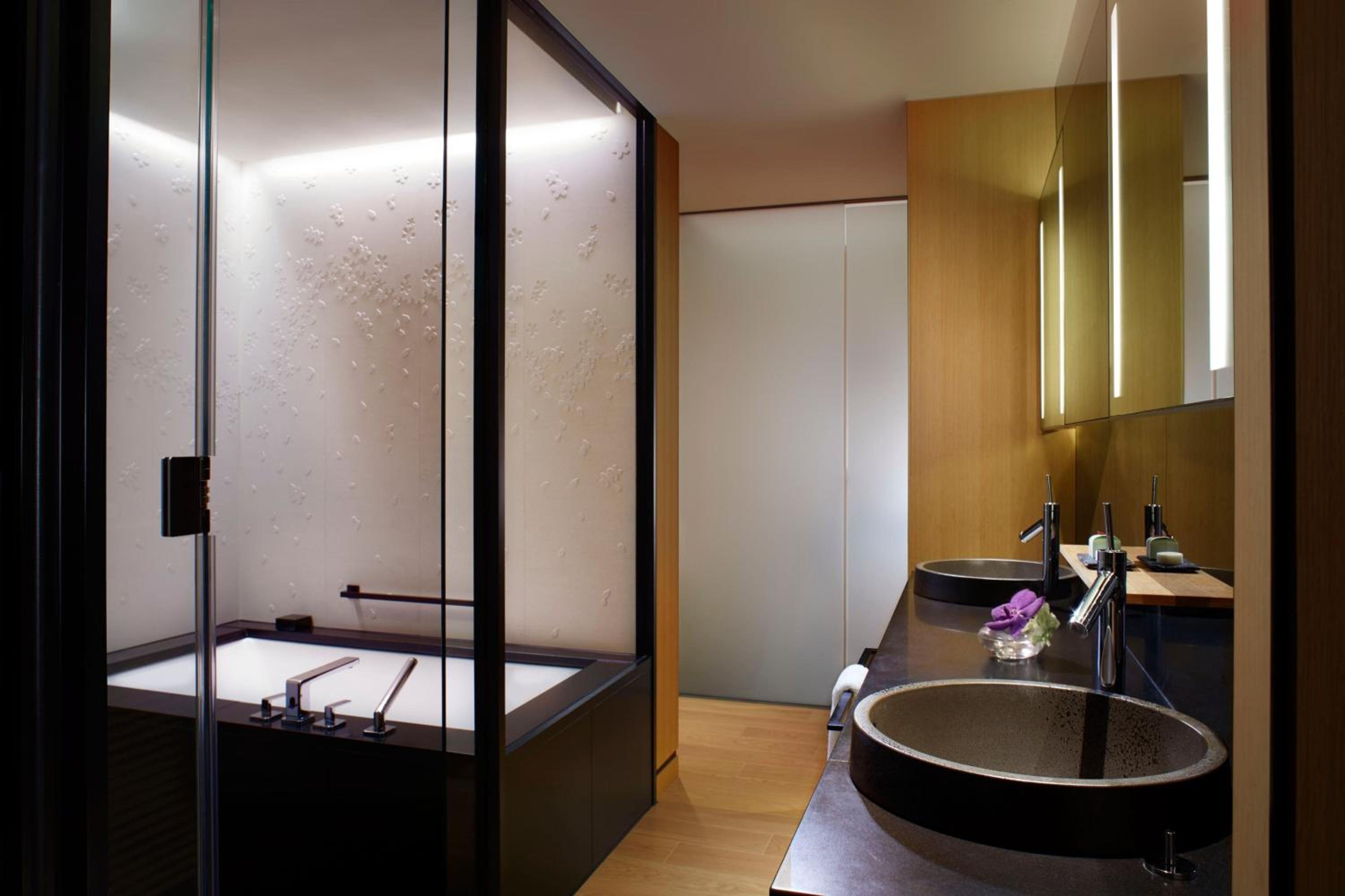 Deluxe KYOTO, Guest room, 1 King, Courtyard view photo 2