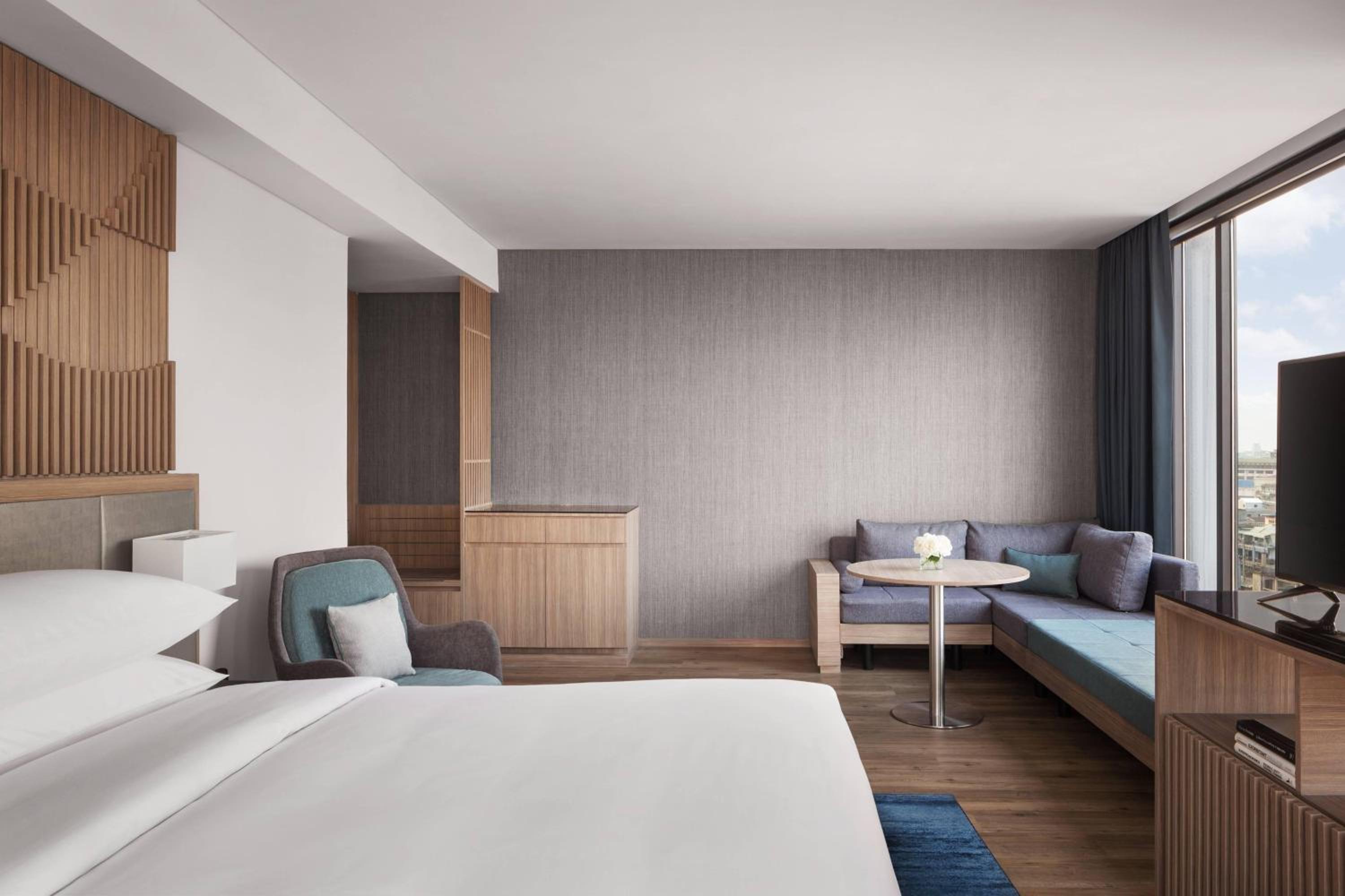 Premium Corner King Room with Sofa Bed - Photo 5