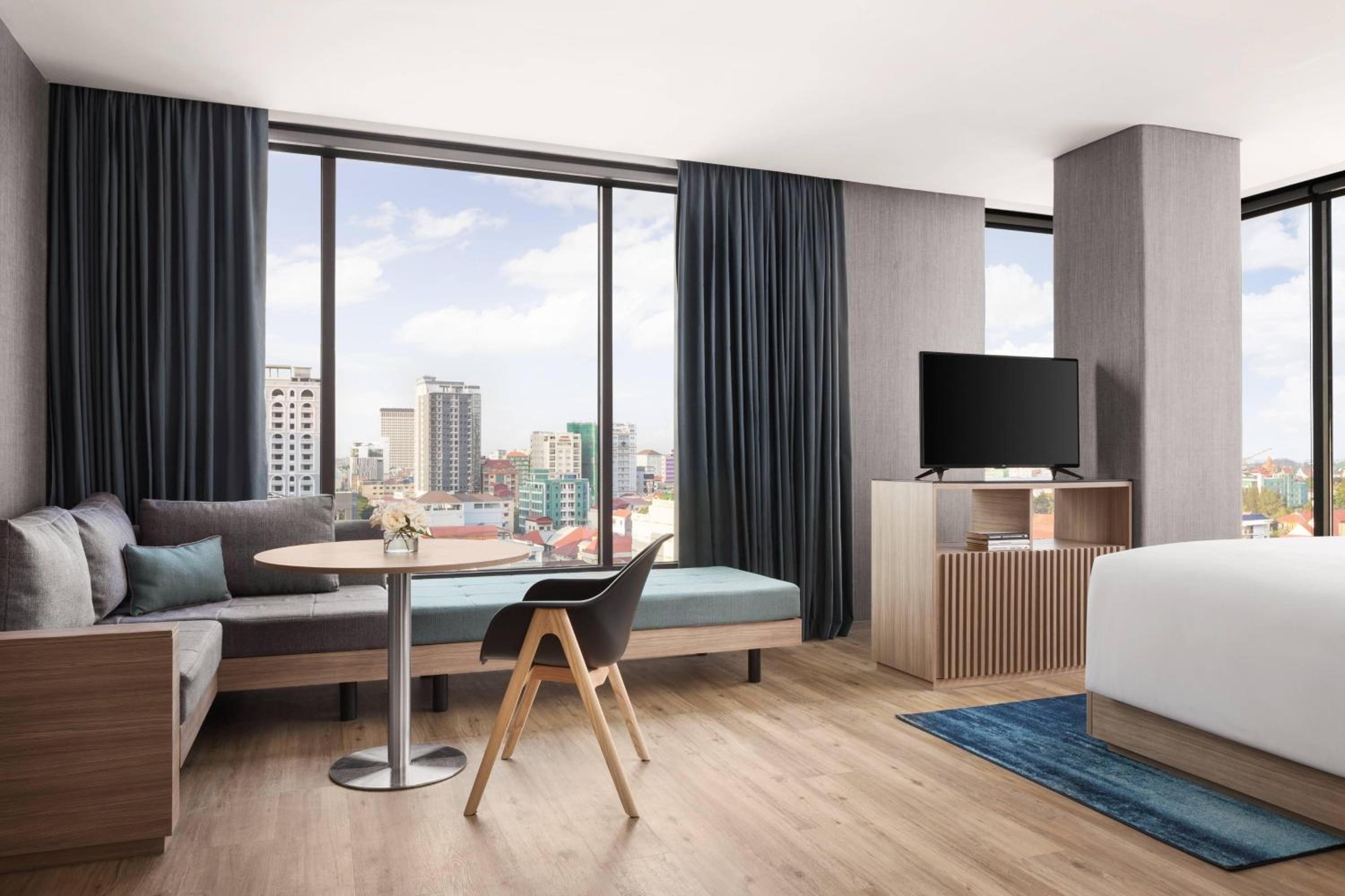 Premium Corner King Room with Sofa Bed - Photo 3