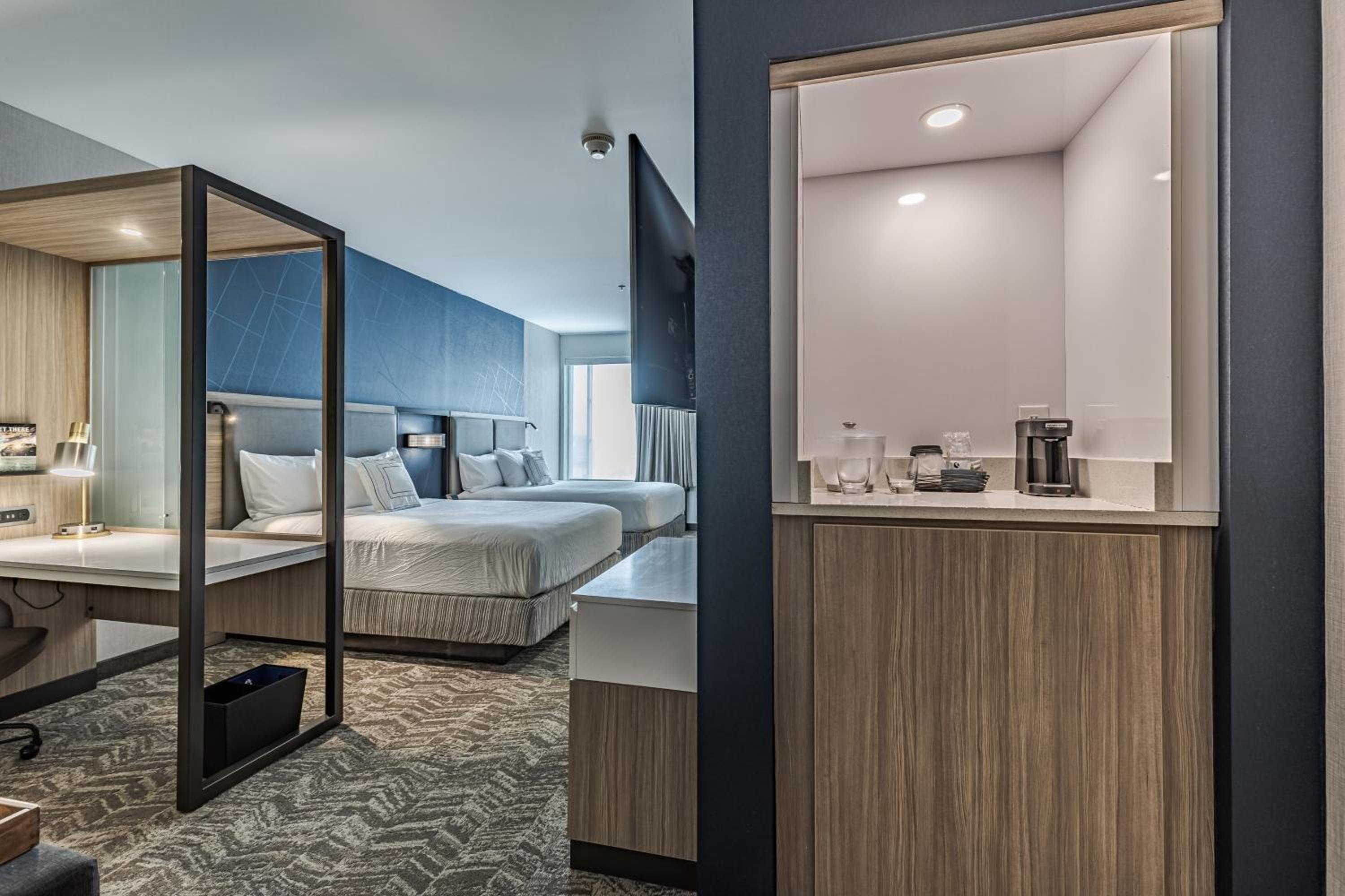 Queen Suite with Two Queen Beds and Trundle Bed - Photo 6