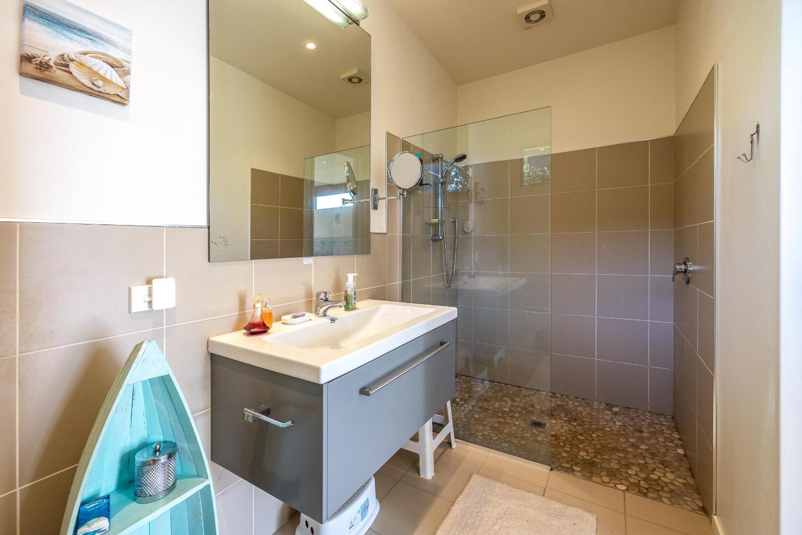 Three-Bedroom House photo 3