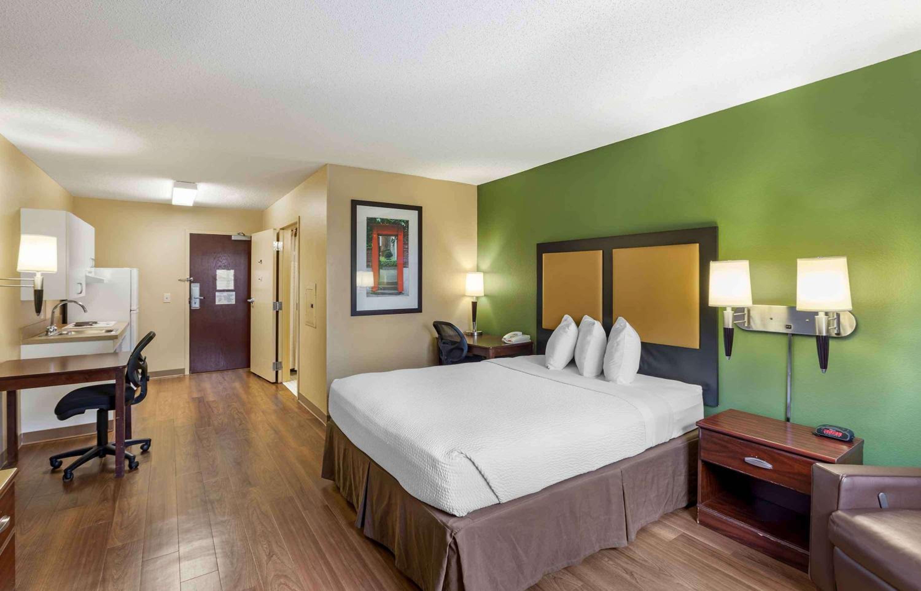 Queen studio with 1 Queen Bed - Disability Access/Non-Smoking - Photo 1